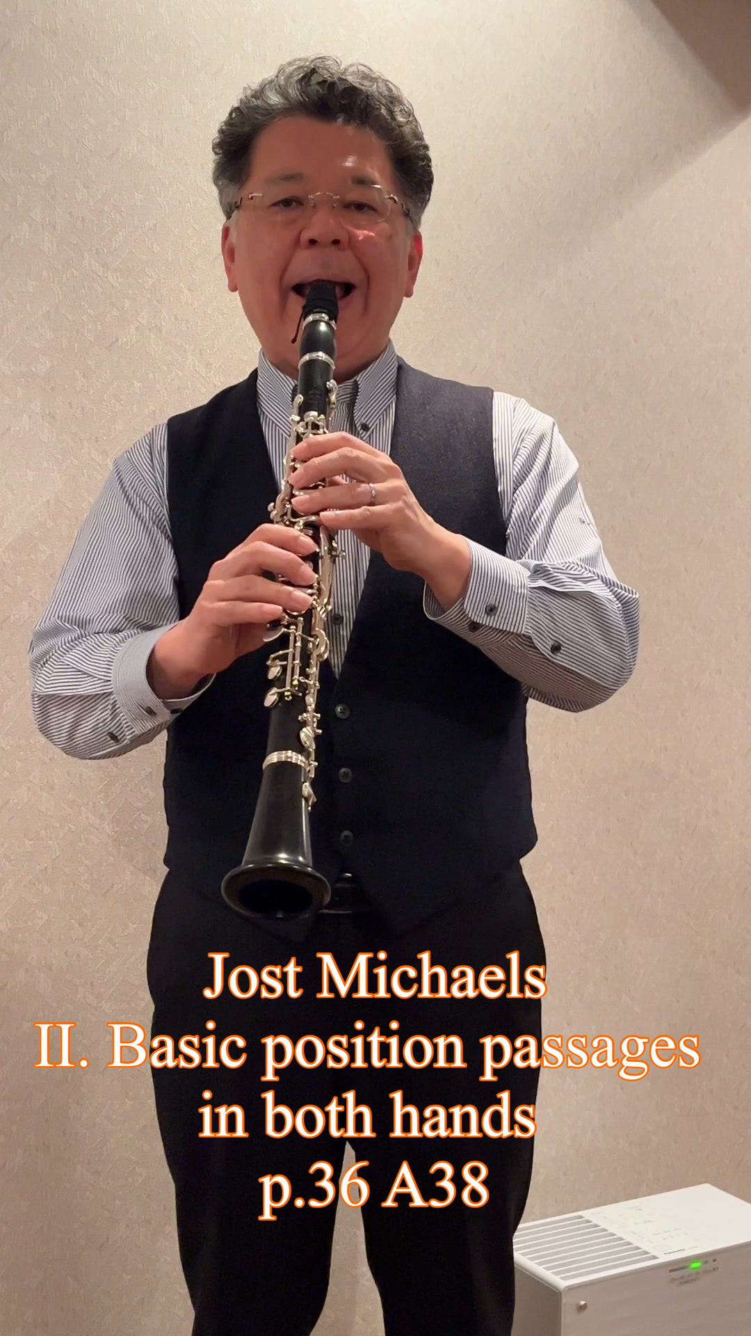 Jost Michaels
II. Basic position passages
in both hands
p.36 A38
クラリネット奏者青山秀直が使用している楽器は、エーラーシステムのクラリネット。この楽器は長い歴史を持ち由緒あるドイツのH.Wurlitzerの工房で作られたものです。青山秀直はH.Wurlitzer公認アーティスト。クラリネットを演奏する上で欠かせない基礎練習やエチュード、青山秀直が日々口ずさむように演奏したレパートリーを紹介します。