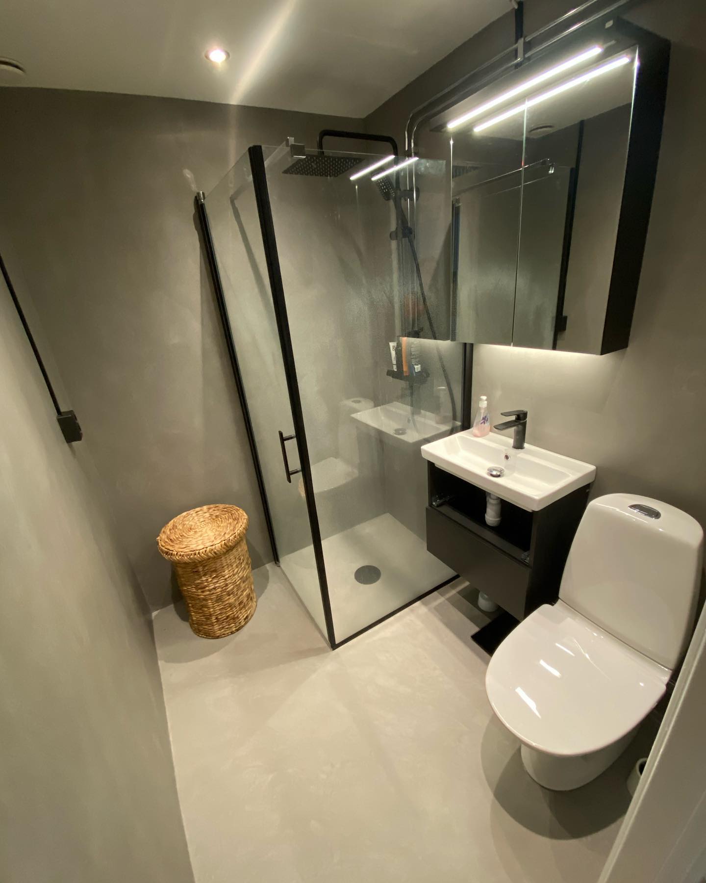 Från gammalt kakel och matta till unikt #microcement. Material från @designcement.se
#designcement #jtbyggmurputs #microcement #topciment #norrköping #badrumsinspo #badrum