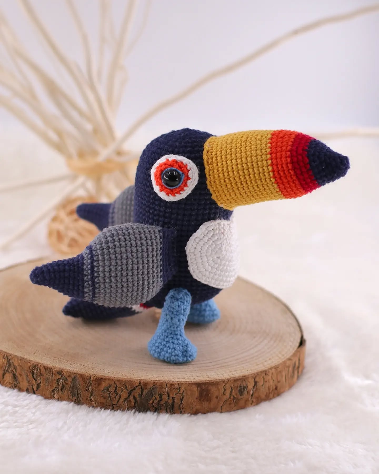 Un peu de couleur 🌈
J'ai été (très absente) par ici, mais je tente un retour 🤗
J'ai réalisé ce toucan il y a déjà quelques semaines, pour une commande. J'ai eu beaucoup de plaisir à le réaliser (à part les pattes qui m'ont donné du fil à retordre 🙈).
Je dois avouer que depuis le début de l'année je n'ai presque pas touché mon crochet, j'ai réalisé "uniquement" les deux mandragore et ce toucan. L'envie revient gentiment, et je profite de faire des projets 100% plaisir.
J'espère que de votre côté vous allez bien 🤗 et je me réjouis de vous retrouver un peu plus.
•
A little color 🌈
I’ve been (very absent) around here, but I’m giving it another try 🤗
I made this toucan a few weeks ago for a commission. I really enjoyed making it (except for the legs, which gave me a hard time 🙈).
I have to admit that since the start of the year, I’ve barely touched my crochet hook—I’ve “only” made the two mandrakes and this toucan. My enthusiasm is slowly coming back, and I’m enjoying working on projects that are 100% for fun.
I hope you’re all doing well 🤗 and I’m looking forward to connecting with you a bit more.
•
Yarn / fil / Wolle : @Ricorumi DK
Pattern / patron : @planetpiuu
•
🦦 Tout le matériel est dispo dans la mercerie suisse en ligne Made by Zazie, spécialisée crochet, amigurumi
🦦 Das gesamte Material findet ihr im Schweizer Online-Kurzwarengeschäft Made by Zazie spezialisiert auf Häkeln, Amigurumi
•
#Amigurumi #MercerieSuisse #MadeByZazie