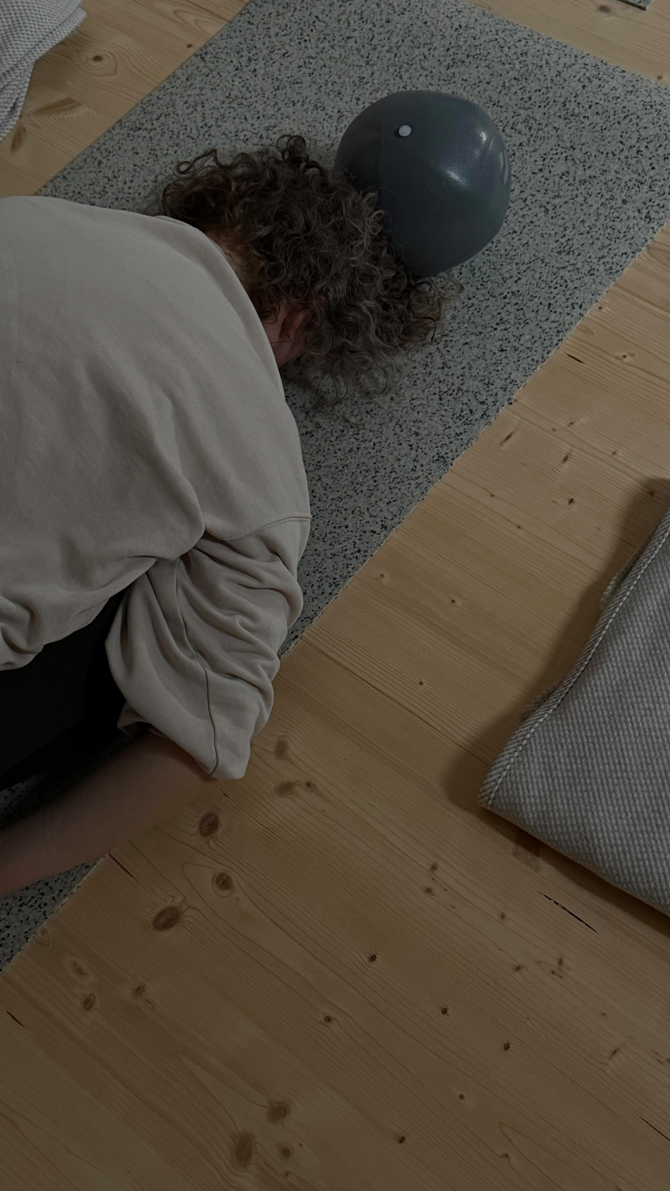 Wir lernen so viel darüber,
wie wir unterrichten.
Sequencing.
Alignment.
Cueing.
Technik.
Und ja – das hat alles seinen Sinn.
Aber es ist nicht das, was dich zu einer/einem guten Yogalehrer*in macht.
Gute Lehrer*innen entstehen nicht durch perfekte Ansagen. Sondern durch Präsenz.
Durch die Fähigkeit, Menschen wirklich zu sehen.
Durch Selbstwahrnehmung.
Durch eine eigene, ehrliche Praxis.
Durch die Bereitschaft, selbst immer wieder Schüler*in zu sein.
Teach people. Not poses.
POV: Denn am Ende erinnern sich Menschen nicht daran,
wie „perfekt“ deine Klasse war.
Sondern daran, wie sie sich in deinem Raum gefühlt haben.
—
Was denkst du?
Was macht für dich eine wirklich gute Yogalehrerin aus?