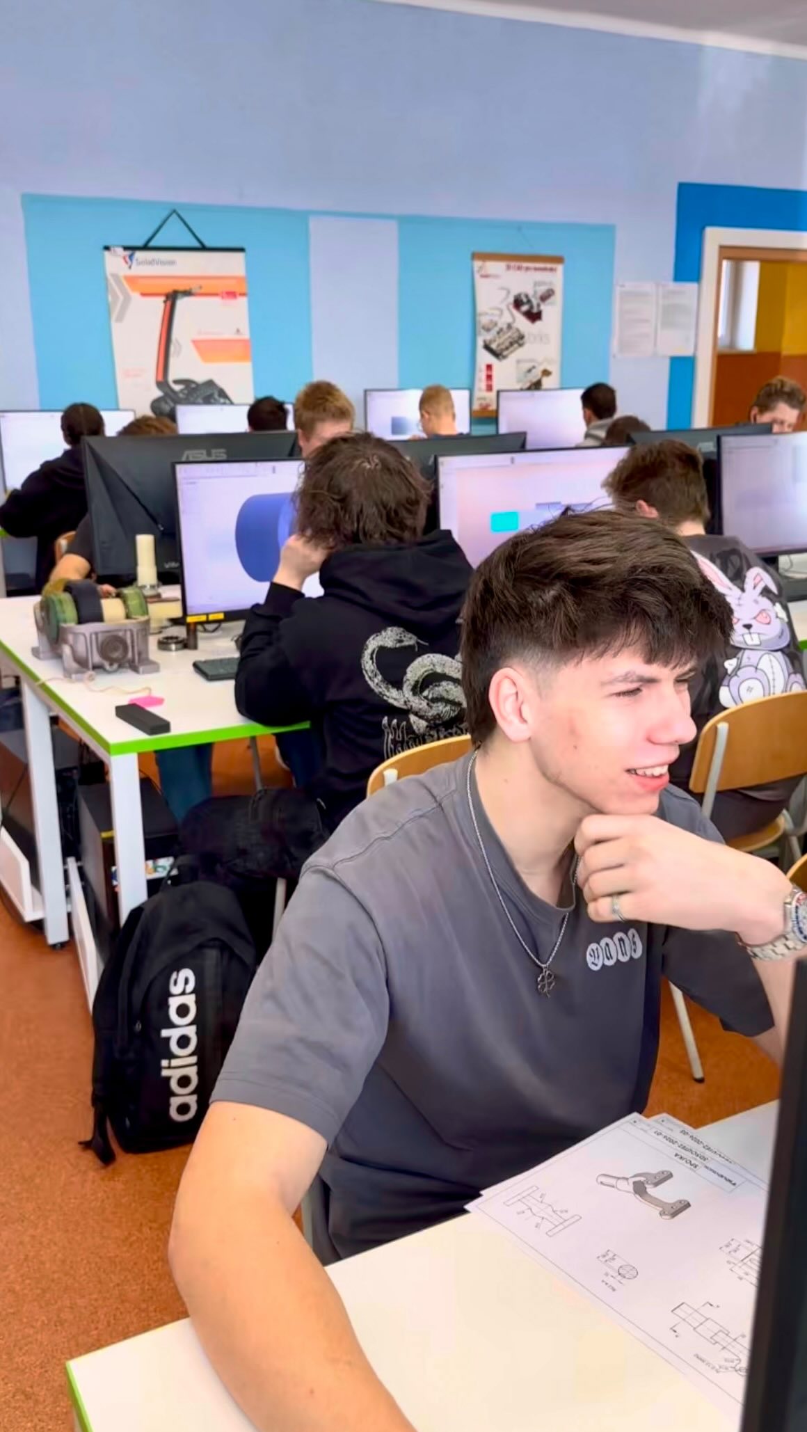 Naše žáky připravujeme nejen na přítomný okamžik, ale také na budoucnost. 3D modelování je dnes již nedílným elementem široké škály technických oborů a my chceme, aby na ně byli naši borci připraveni. Díky softwaru SolidWorks je 3D modelování součástí naší výuky už od druháku a zájemci v něm mohou pokračovat také po výuce v kroužku, a to už od prváku! 