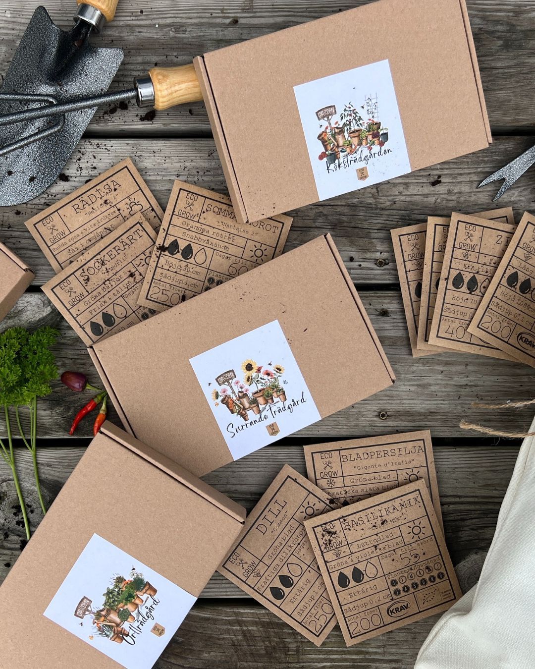 🌱 Ge bort odlarglädje i påsk! 🐣
Våra fröogram är den perfekta presenten för både nybörjare och erfarna odlare. Välj mellan olika teman som Köksträdgård, Örtträdgård och Surrande Trädgård – alla fyllda med ekologiska fröer i en presentbox. Skicka en grön gåva direkt till någons brevlåda och låt odlingsäventyret börja! 🌿 #Fröogram #Påskpresent #EkologiskOdling #Odlingsglädje