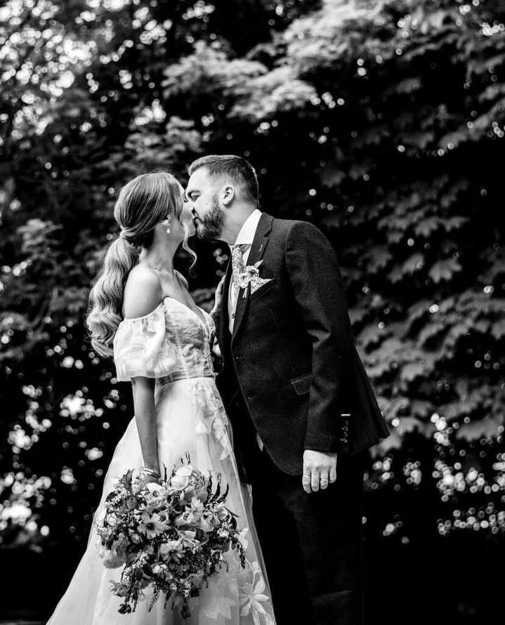 Soft, flowing locks with a natural finish — the perfect choice for this beautifully timeless wedding 🤍✨
Hair and Makeup: @klluxebeauty
Bride: @libswelch1
Florist: @greenandgorgeousflowers
Venue: @lainsbarn
Photography: @jonnybarrattphotography
Videography: @blueridgeweddings
Dress: @jennyyoonyc from @whitecanvasbridal
.
.
.
#luxuryweddingmakeup #luxuryweddinghair #luxurybridalmakeup #luxurybridalhair #weddinghairhampshire #luxurywedding #weddingmakeupartist #weddinghairstylist #naturalmakeup #naturalmakeupspecialist #softglammakeup #bridalmakeupartisthampshire #klluxebeauty #bridalhairstylisthampshire #bridalmakeuplondon
#bridalmakeupartistlondon #bridalmakeupoxford #lainsbarn #naturalbridalmakeup
