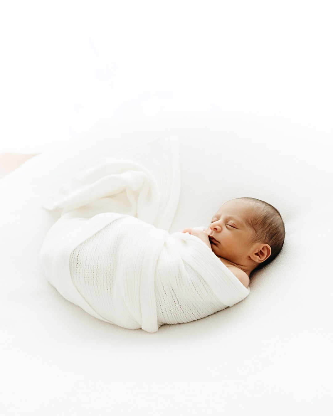 Mana 🤍 Meaning eternal. Just precious 🥹 20 days new and a teeny little thing. I adored capturing her.
-
#brisbanefamilyphotographer
#brisbanenewbornphotographer
#brisbanematernityphotographer
#newbornphotography
#newbornphotographerbrisbane
