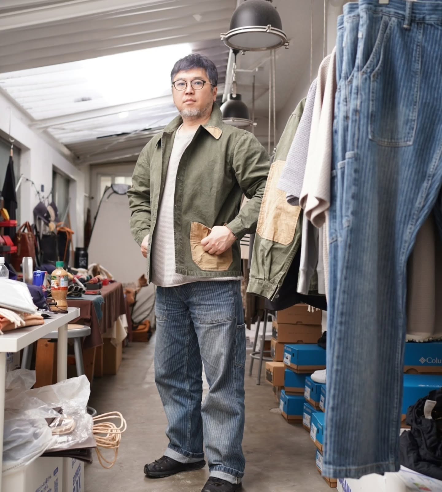 ついに、高円寺でのポップアップも最終日を迎えました。
本日のスタイルは、Fluers de Bagneのジャケット。
背中にはエディット・ピアフの刺繍があしらわれたワイルドなジャケットですが、着てみると意外としっくりきたり😎
スニーカーも含めて、色々と着て履いてみてください!
最終日は18時まで!
#高円寺ポップアップ
#フナナカ洋装店
#スナワチ
#konote
#草々