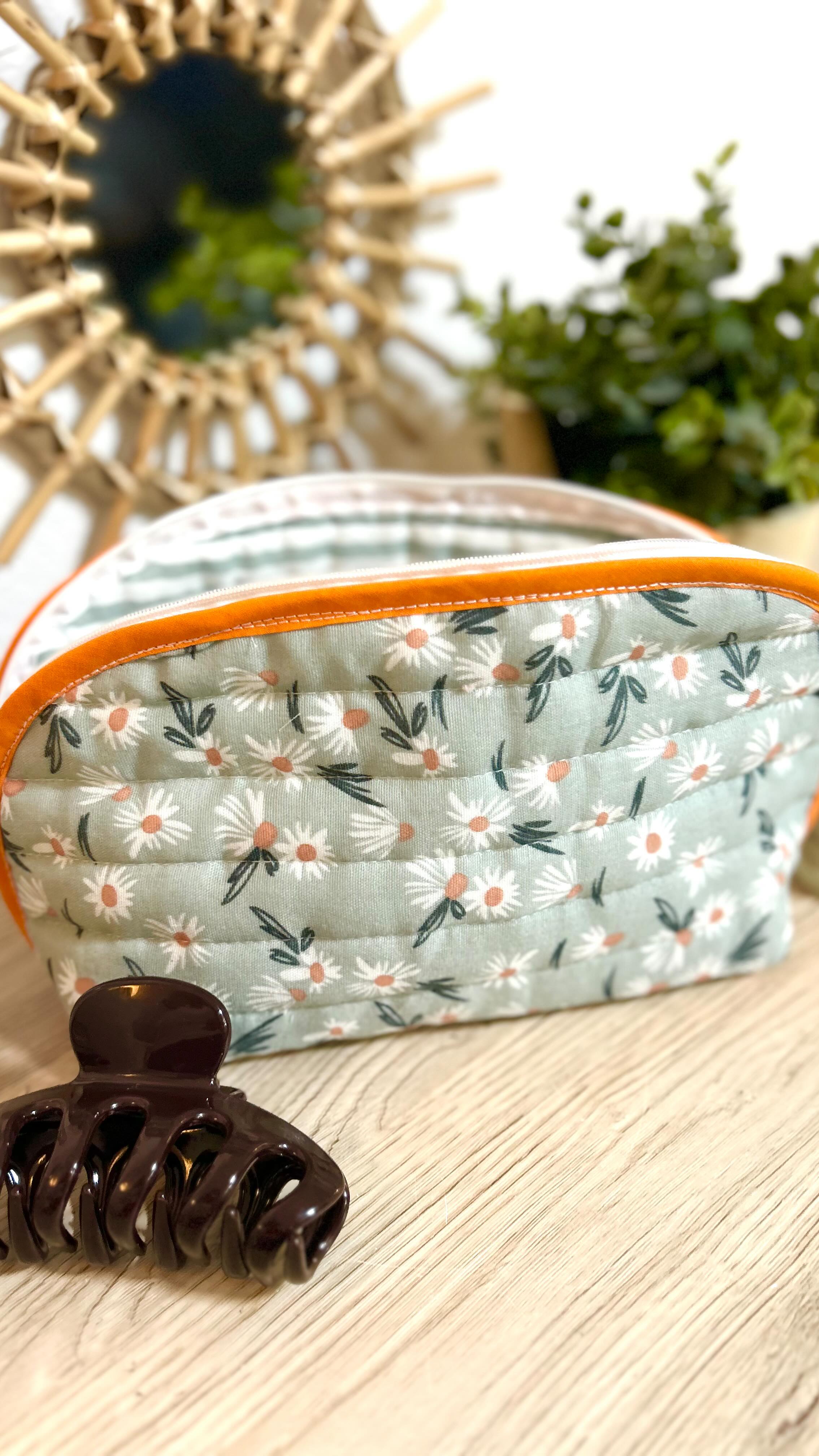 Du croquis à vos mains... ✨
Voici les coulisses de ma nouvelle trousse de toilette.
Mon défi ? Marier l’esprit bohème vintage que vous aimez tant avec une dose de peps printanier. 🌸
Chaque geste compte pour donner vie à cette collection fleurie.
👉 Disponibles dès maintenant dans ma boutique ! Un seul exemplaire !
@sylvie_creations_toile_de_jouy ( section « Sacs, trousses et pochettes »
.
.
.
#coutureartisanale #troussetoilette #gazedecoton #faitenfrance