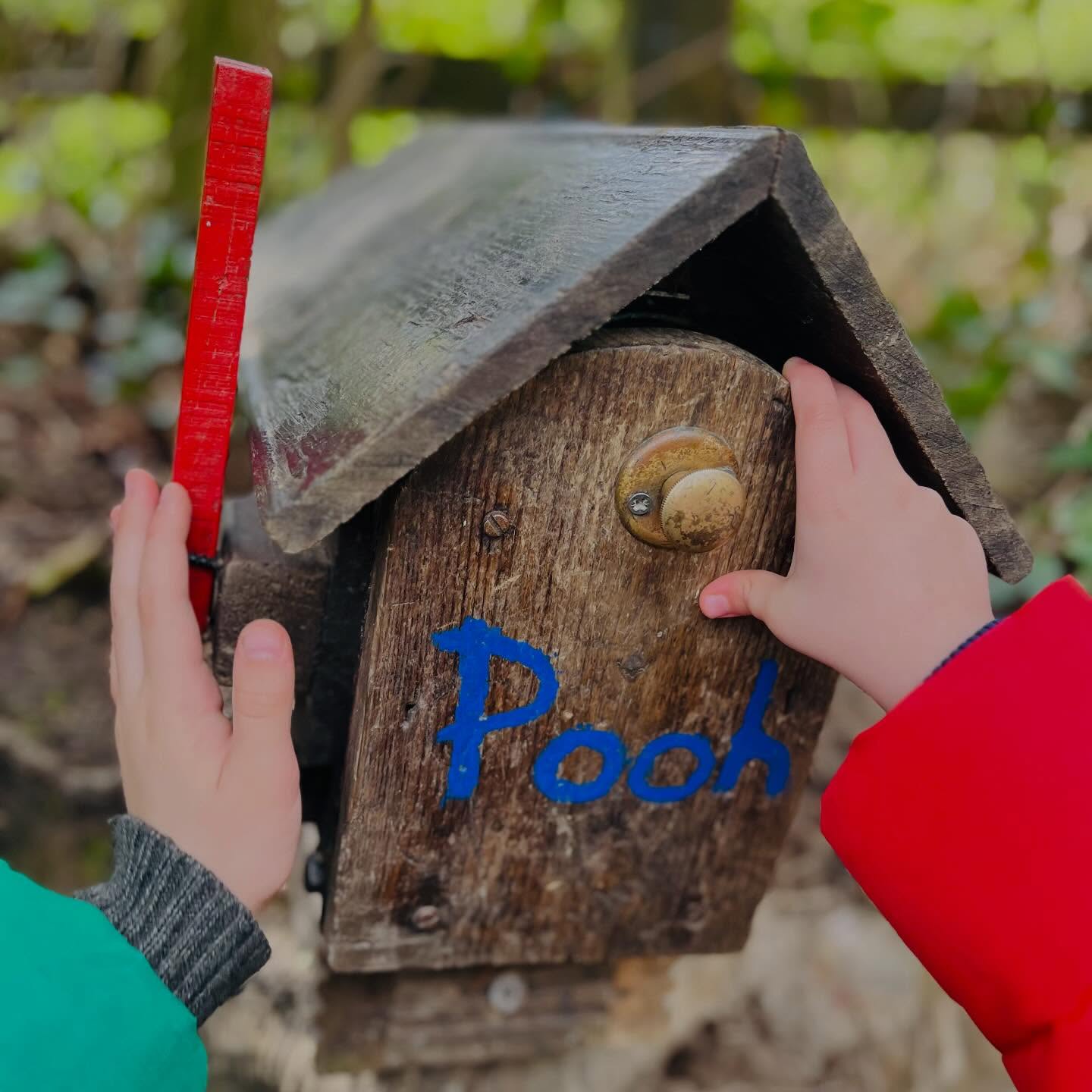 “Sometimes the smallest things take up the most room in your heart”. A lovely wander in the woods to find Winnie The Pooh’s home #winniethepooh #100acrewoods #easterhols
