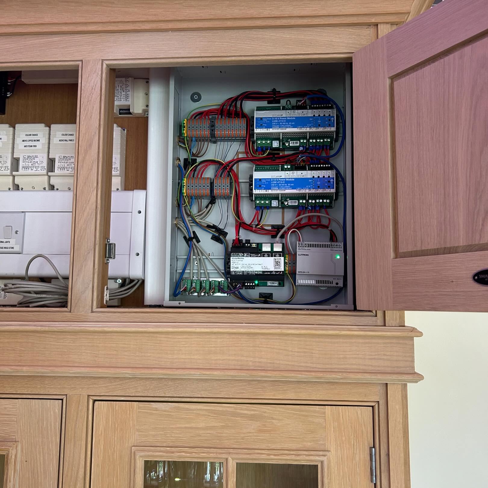Lutron Grafik eye upgrade to homework’s QSX. We removed two graphik eyes controlling the kitchen area and installed a two link QSX processor system. Not only has the client got peace of mind that the system now has longevity, they also have a second link on the processor to introduce some RF solution in the rest of the house.#lutron #lutronelectronics #luxurylutron #lightingideas #interiordesign #homeworks #smarthomes