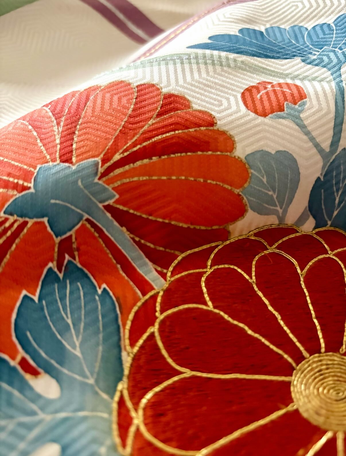 新作の着物トレー製作中👘🍽️✨
着物生地を裁断している時
一枚一枚に新しい発見があります。
思わず見入ってしまうような美しさに出会うことも。
✧pic1 ⥤ この地紋まで
トレーに変身したときに見えるんです。
お客様にも大好評のポイントです✨
✧pic3 ⥤ 着物の表地はこの見え方なのに
裏側がこんなにキラキラしてるなんて🧵✨
まるで玉手箱のような美しさ。
実は…
着物生地1枚1枚に仕様書を作っています。
その仕様書をもとに
リスペクトしている工場さんと共に
丁寧に作り上げています🤝
着物生地によって、それぞれ違う表情になる
『着物トレー・銘仙トレー』
どんな表情に仕上がるのか
完成をお楽しみに🎶
∽∽∽∽∽∽∽∽∽∽∽∽∽∽∽∽∽∽∽∽∽∽
New Kimono Tray in the making 👘🍽️✨
While cutting kimono fabric,
each piece reveals its own beauty.
✧pic1 ⥤ The woven pattern of the kimono fabric is beautifully visible.
This detail will remain even when transformed into a tray —
a favorite detail among our customers✨
✧pic3 ⥤ Elegant on the front, shimmering on the back 🧵✨
Like a hidden treasure.
We create detailed specifications for each fabric.
Crafted with care alongside our trusted factory.
Each piece is one-of-a-kind.
Stay tuned✨
𖥸
︎
霜旦舎 定右衛門商店
(ソウタンシャ サダエモンショウテン)
毎日の暮らしを楽しく彩る
「着物トレー™️」「銘仙トレー™️」
🏆『おもてなしセレクション 2025』最高金賞 受賞
#定右衛門商店
#着物トレー
#着物アップサイクル
#KimonoTray
#KimonoUpcycle