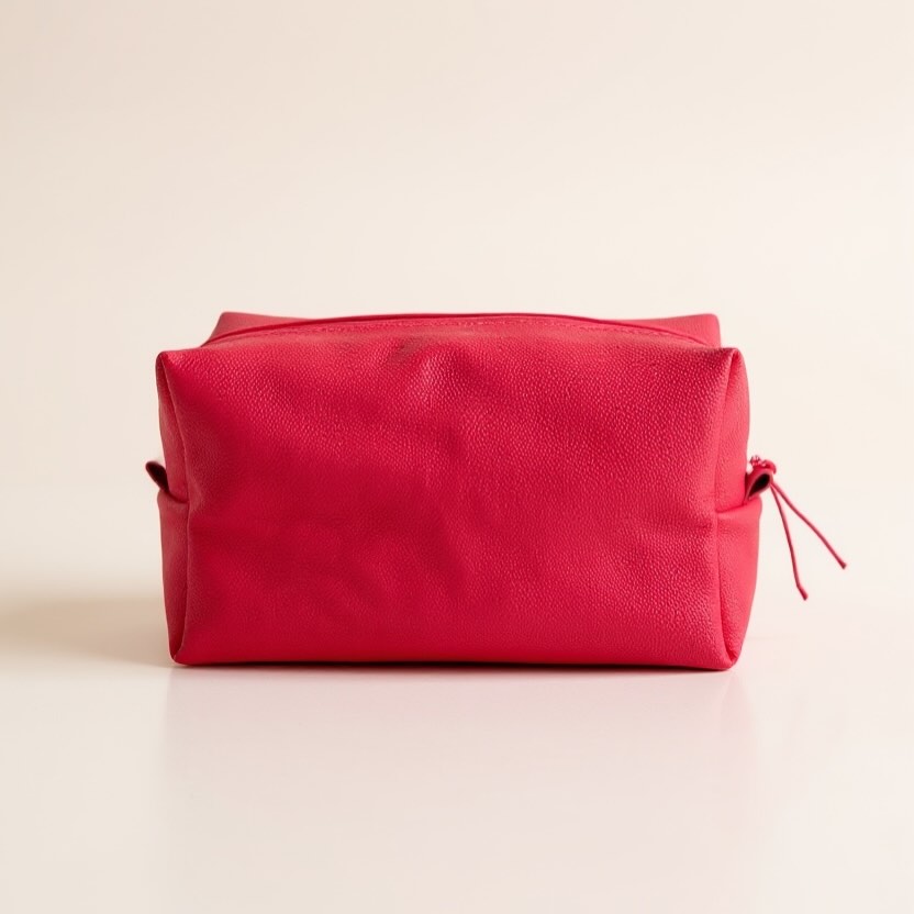 Une hirondelle fait le printemps. Une trousse bien faite fait le voyage.
La trousse de voyage en cuir grain caviar de mon atelier, fraîchement produite et mise en ligne sur le site.