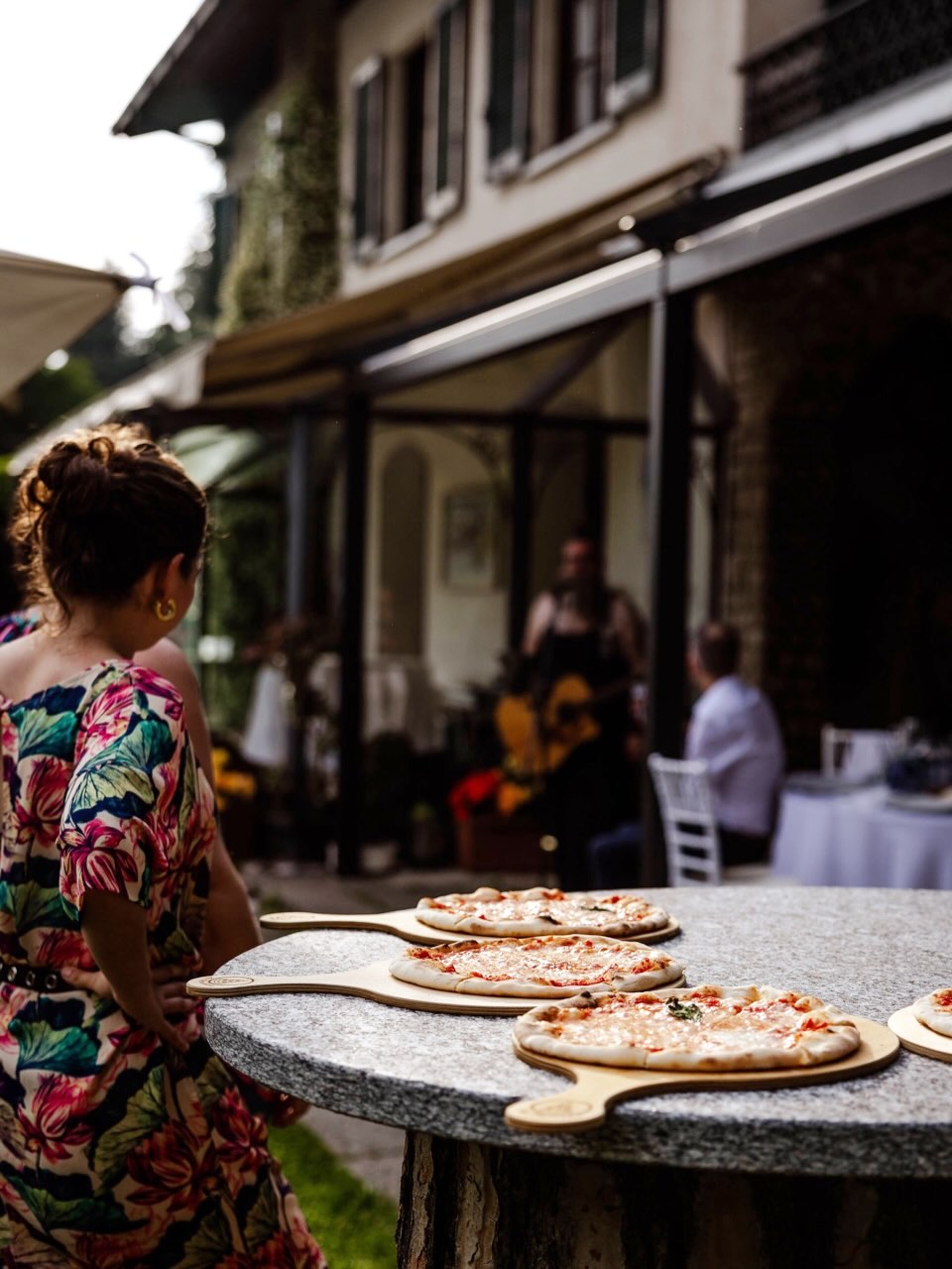 Pizza and Pinsa romana are one of the most loved Italian experiences for our guests.
At Villa Sofia – it becomes something more: freshly baked, served live, shared in a relaxed and joyful atmosphere.
Simple, authentic, unforgettable ✨
#food #italianwedding #pizza #intimatewedding #italianlifestyle @ecikas_photography