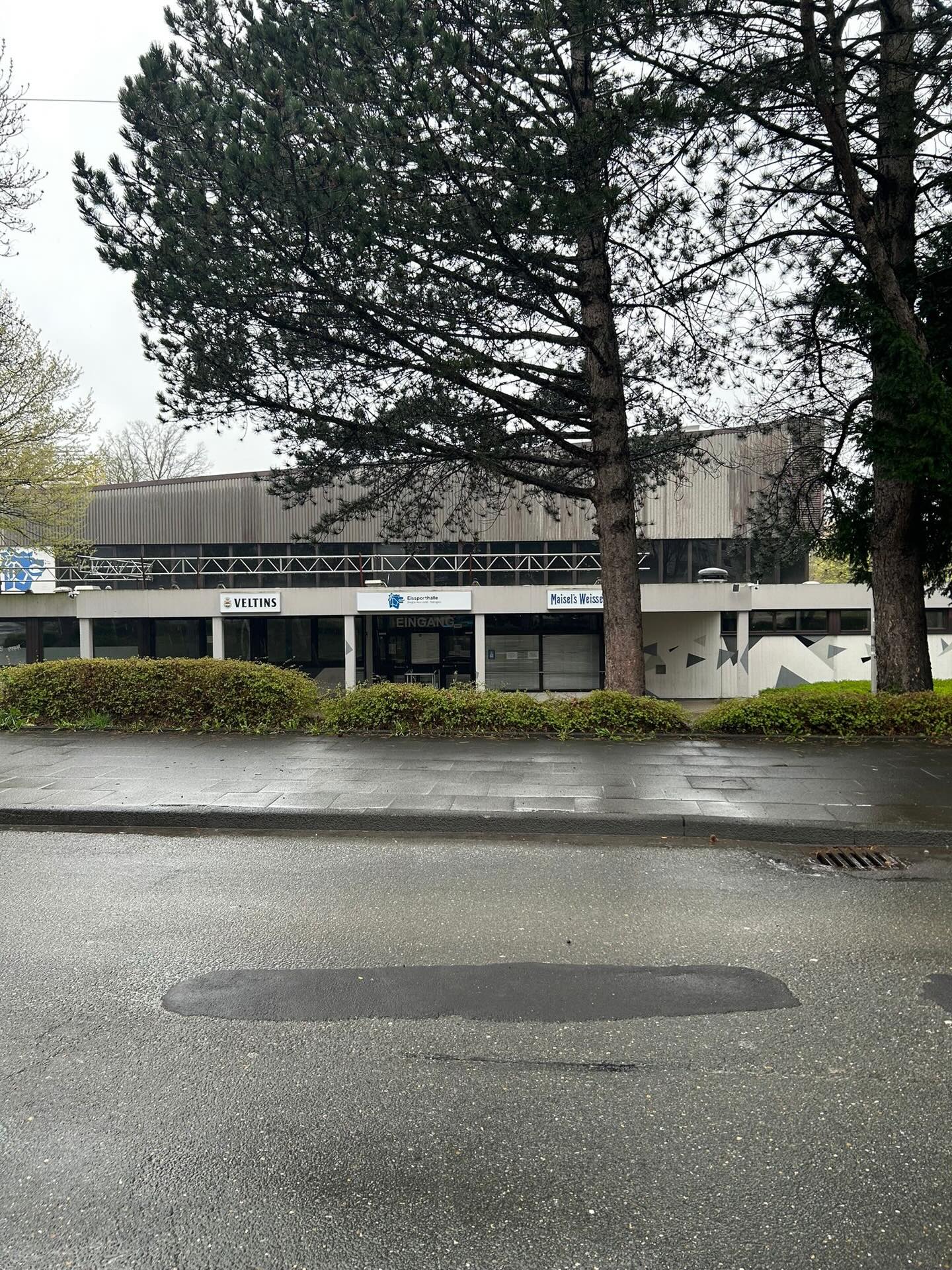 Eissporthalle Solingen erhalten, man muss jetzt handeln! ❄️
Wir haben dazu eine Pressemitteilung veröffentlicht und einen Antrag an den Rat gestellt, um alle Schritte zu prüfen, die den dauerhaften Fortbestand der Halle sichern.
Die bisherigen Maßnahmen reichen nicht aus. Die Halle ist mehr als Sport: sie ist Treffpunkt, Freizeitort und ein zentraler Baustein für Vereins- und Schulsport, besonders für Kinder, Jugendliche und Familien.
Wir fordern höchste Priorität, konsequentes Handeln und mehr Transparenz, damit Politik und Stadtgesellschaft frühzeitig die Zukunft der Halle sichern können. 🧡
#solingen #eissporthalle #sgzukunft #sportinsolingen