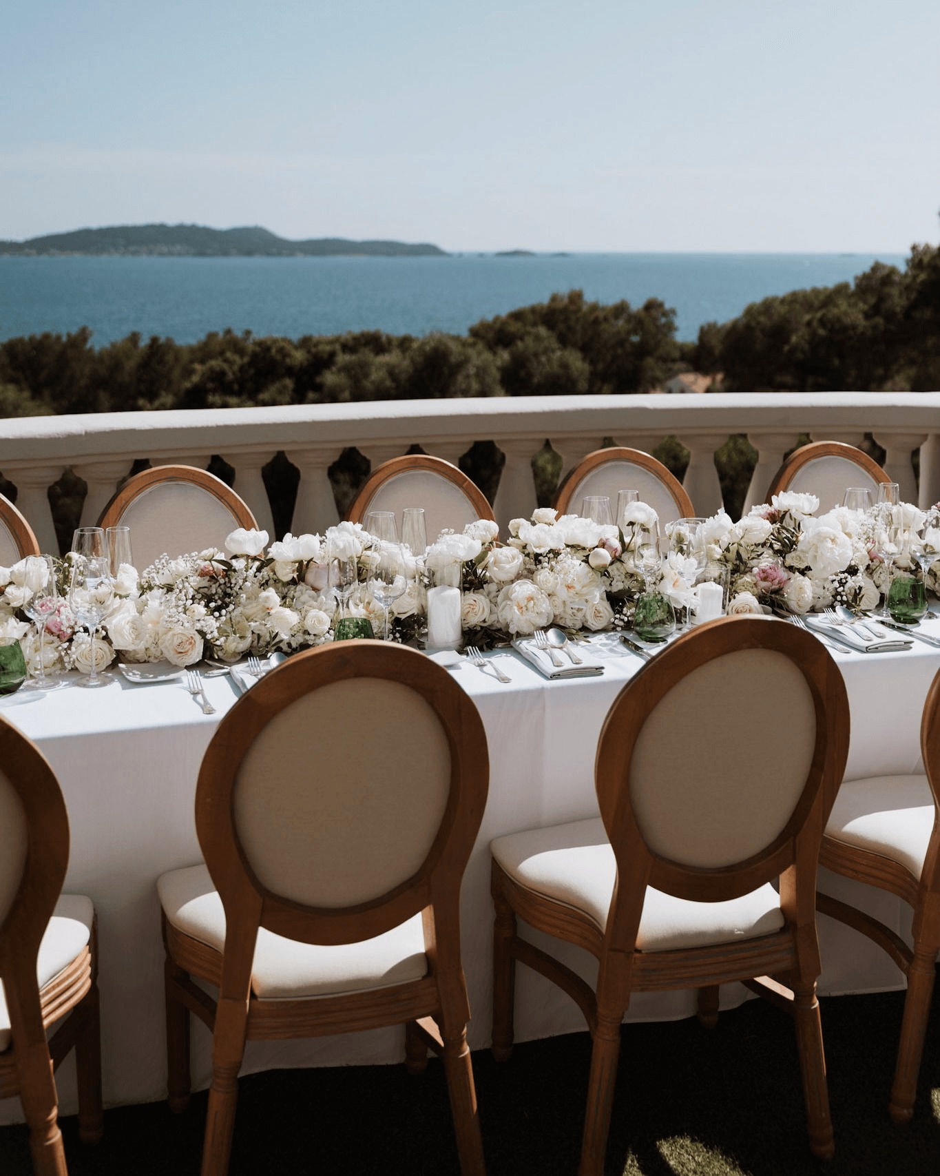 Reception dinner under the sun, overlooking the Giens Peninsula 😍
@mc2monamour_paris et @ivory.romance @castel_bay @fleurdesel_traiteur @maryflowers83 @south_mixology_events @alix__dj @matyasy
Wedding planner, wedding planner paris, mariage côte d'azur, wedding inspiration, wedding flowers, reception venue, mariage toulon, wedding design, decoration, wedding dinner