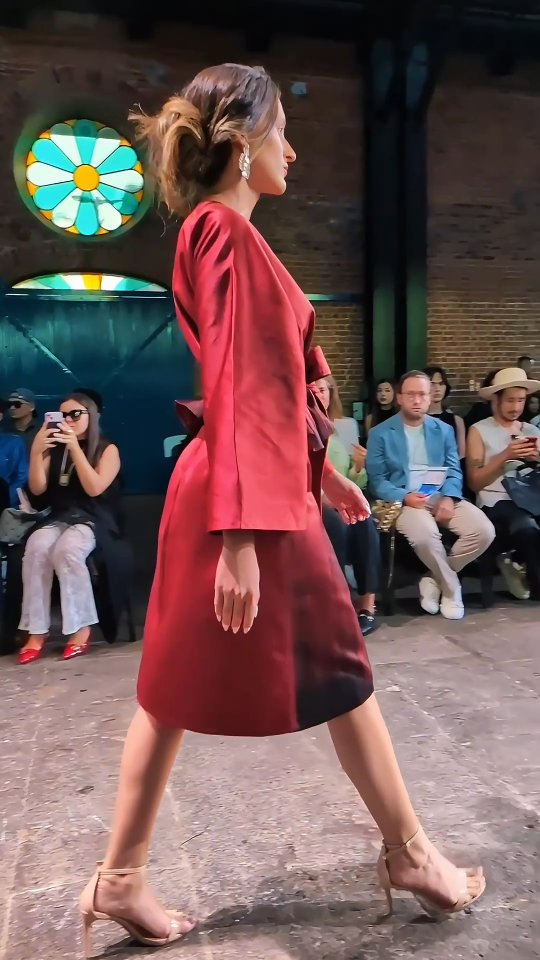 Movimiento, elegancia, sobriedad.
Estrato. CRFW 2026.
#Estrato #EveValverdeAtelier #LujoSostenible #CRFW #HandPainted