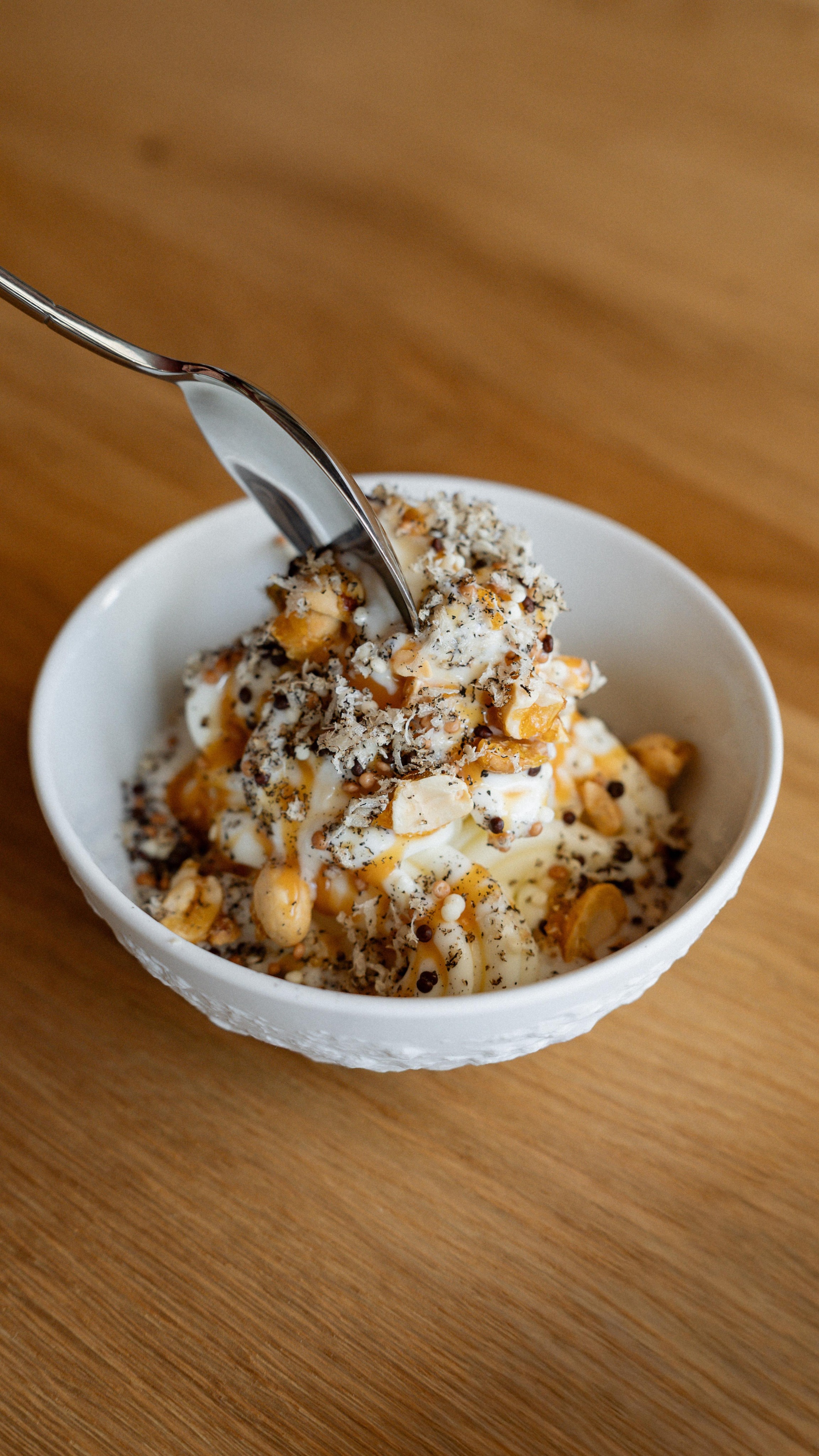 Lanýž na sladko v kombinaci s naší domácí zmrzlinou? Náš aktuální bestseller! 💥
Lanýžové dolce - Mascarpone točená zmrzlina, miso-karamel gel, dolce perly, karamelizované arašídy, černý lanýž.
Kolekce STONE @g.benedikt_1882 ⭐️🍽️