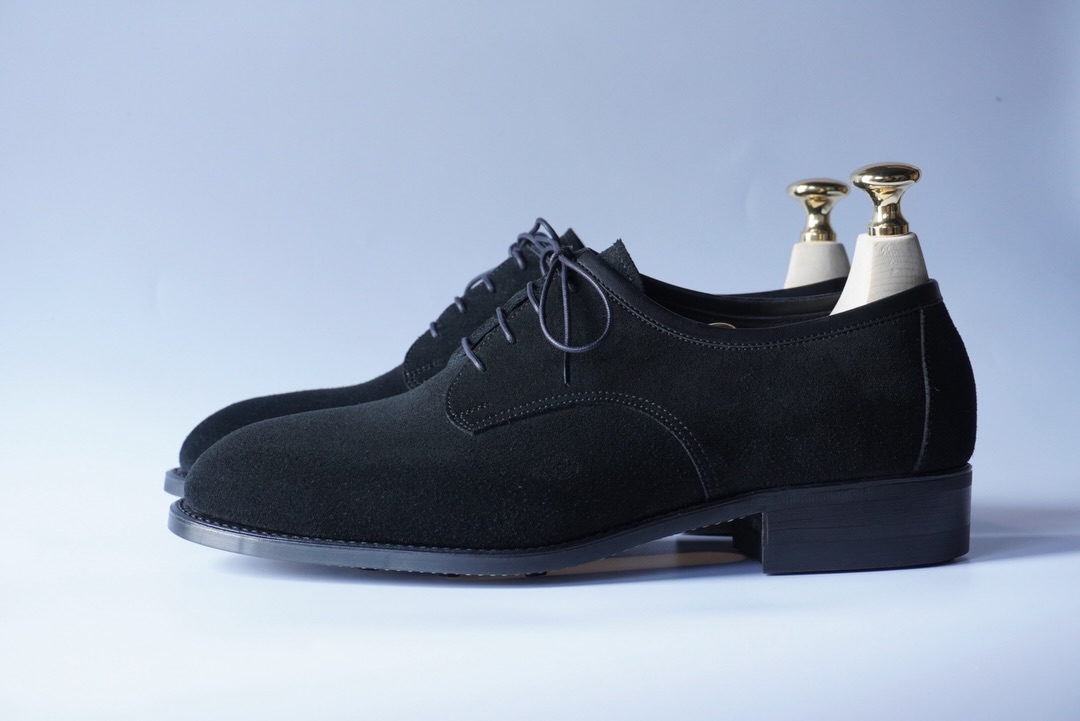 -Shoes information -
MANCHOT / モンショ
スエード(黒)
ハンドソーンウェルテッド
Order price : ¥88,000 (tax in) 〜
背筋がまっすぐ伸び、足が自然と前へ運ばれる瞬間の軽やかさ。
これまでの経験で培った「履き心地の良さ」を、もっとも体感できるShohei Katanoの代表靴です。
伝統的なデザインをベースに、紐を通す部分は柔らかな半円を描く形に。
朝と夕方で変わる足の変化に合わせ、紐の締め具合を調整しやすいデザインになっています。
シンプルな中に、職人の意図が静かに宿る。
ワードローブの一員として、10年後も、その先も愛用したいと思えるような一足となりました。
Shohei Katano | @shohei.katano
(横須賀atelier・ショウルームは、現在改装中ですが、オーダーのご相談は随時承っております。)
.
.
#shoheikatano
#オーダーシューズ
#横須賀
#丁寧な暮らし
#一生モノ