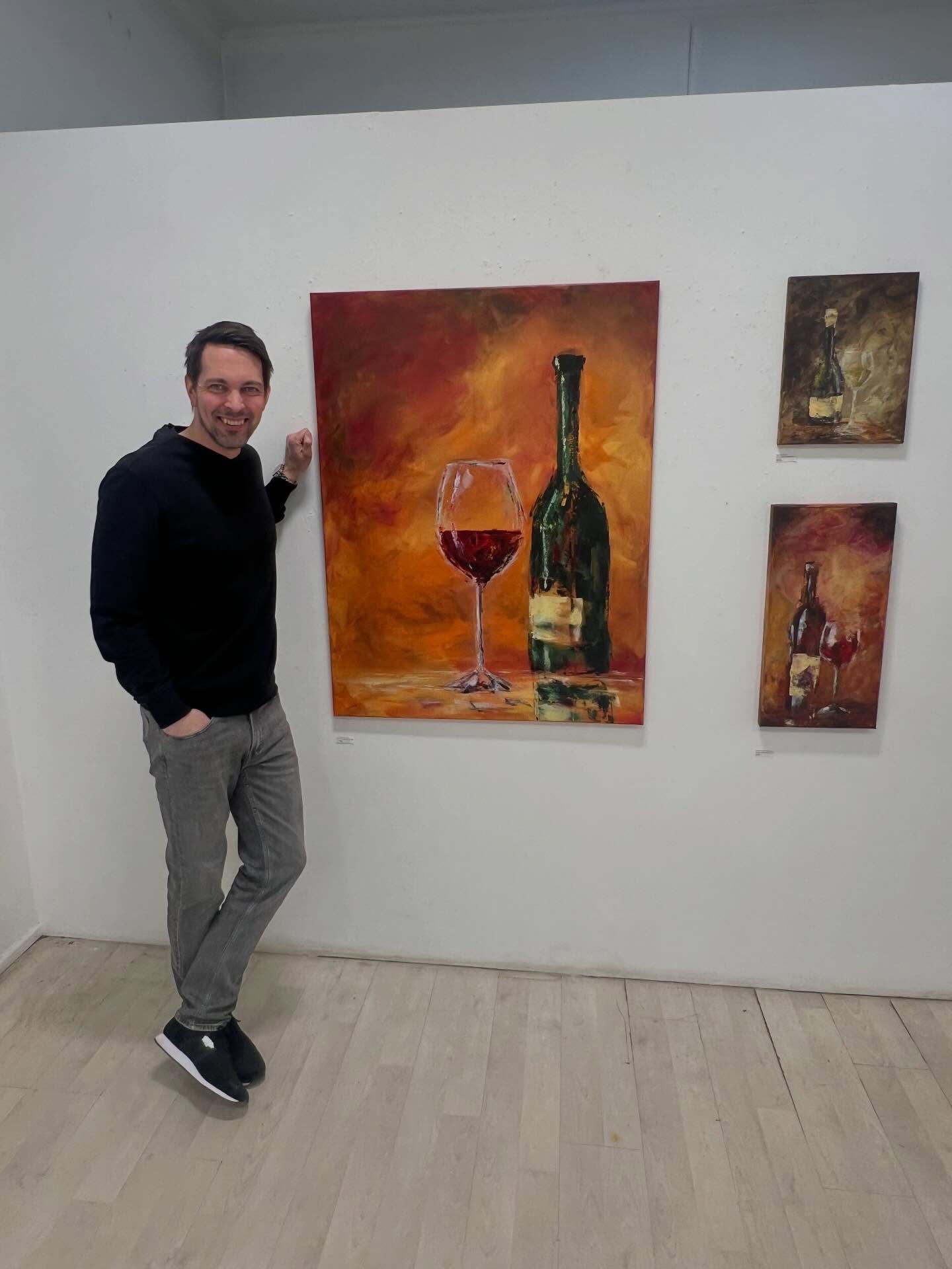 Viinien äärellä Värikäs minä -näyttelyssä @galleria4kuus
Isoin teos on nimeltään The Red Elegance. Tätä maalatessani muistelin erästä monen vuoden takaista viini-iltaa kaverin luona missä pääsin maistamaan aivan maailmanluokan viinejä. Mieleen painui yksi tietty punaviini minkä maku oli pehmeä ja viipyi suussa piiiitkään. En oo ekspertti viinien suhteen enkä osaa sitä hienosti kuvailla, mutta mielettömän hyvää oli! Vielä kun muistaisi sen viinin nimen 😅
Ehkä joku kaunis päivä pääsen vielä toistamiseen kyseistä viiniä maistamaan 😋 Sillä välin nautin teoksen tuomasta fiiliksestä mikä muistuttaa näistä hienostuneista mauista ja hauskoista illoista.
#taidenäyttely #taidettakotiin #viini #kodinsisustus #abstraktitaide