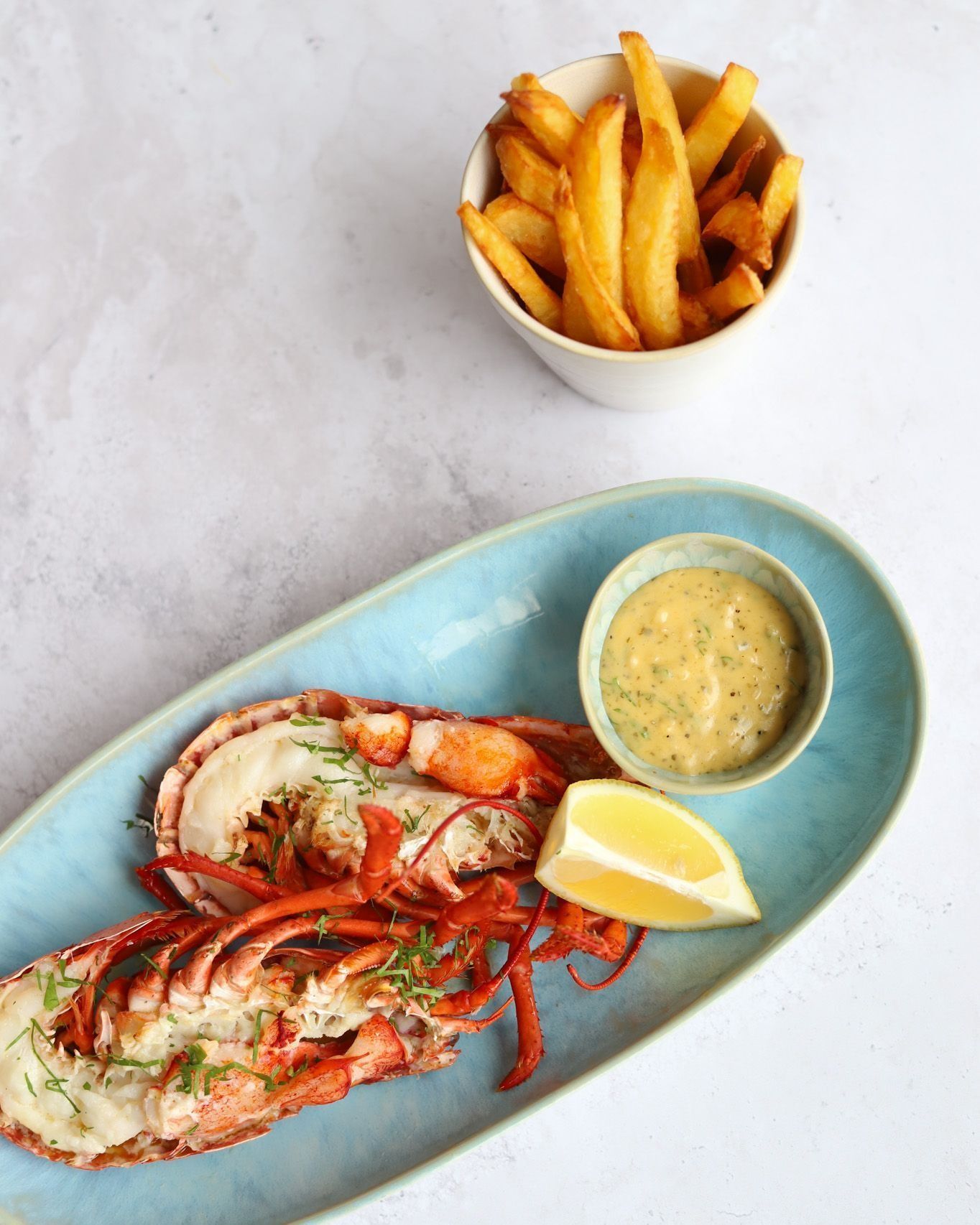 🦞 Un homard rôti au beurre demi-sel, une sauce Béarnaise onctueuse, des frites fraîches croustillantes.
Le plaisir d’un grand classique.