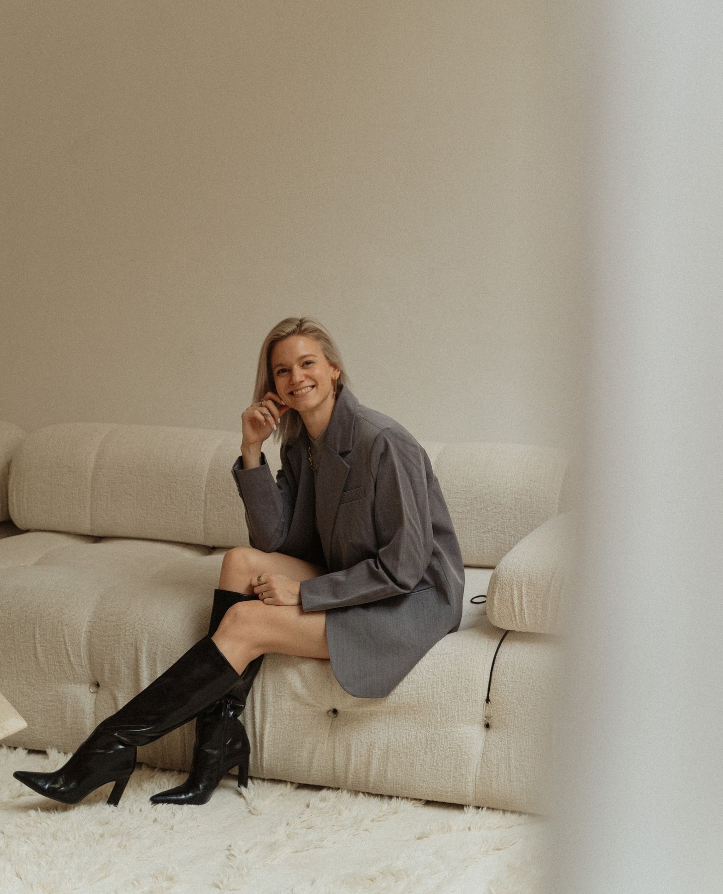 Hi, ik ben Charline. 🪩 Founder van club content, intussen al zo’n 5 jaar bezig in marketing, branding en alles wat daartussen zit.
Ik ben meestal degene die helpt achter de schermen van een merk, om het meer in de spotlight te zetten. Meedenken, structuur brengen en dingen helder krijgen wanneer het wat alle kanten opgaat.
Strategieën bedenken is wat ik het liefste doe. Hoe zit iets in elkaar, waar zit de lijn, wat ontbreekt er nog? En nog interessanter wordt het wanneer ik dat kan afstemmen op hoe iemand zelf is, aan de hand van hun human design: hoe die werkt, denkt en creëert.
Maar ik kan mij evengoed verliezen in concepten, visuals en ideeën uitwerken tot het helemaal klopt. Die combinatie maakt dat ik mijn werk zo graag doe.
club content is ook geen one woman show. Ik werk met een vaste groep freelancers (een soort backstage crew) waar iedereen zijn eigen expertise meebrengt en mee bouwt aan de merken die we begeleiden.
En daarnaast ben ik ook gewoon een mom-preneur, met een stevige portie ADHD. En ja, dat betekent meestal: 10 ideeën tegelijk en minstens één koude koffie binnen handbereik.
Ik hou van uit eten gaan, champagne drinken, en mijn sociale batterij opladen bij vrienden & familie. En uiteraard van knuffelen met mijn zoontje Luca, onze kleinste club member, intussen 6 maanden oud.
Dus als je hier nieuw bent: welkom to the club ! 🎛️ 💿️