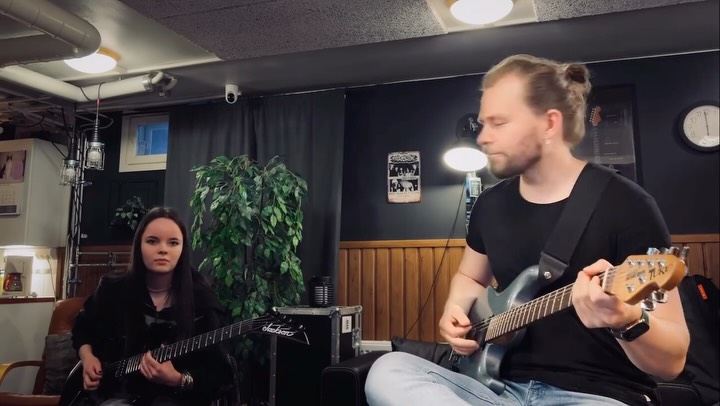 Tässä treenaillaan Alisan kanssa Amorphiksen lyhyttä soolopätkää kappaleesta Light And Shadow. Hyvin sujuupi! 😎
#kitaratunnit #soitonopetus #soittotunnit #kitarastudio #oulu