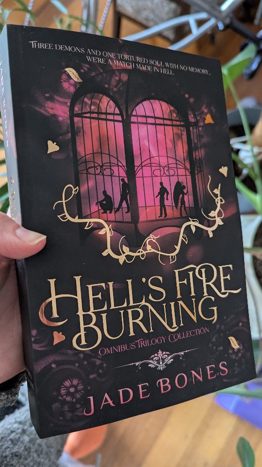 Aahh, the new special editions from @kaligraphicprint have come in, and they're so gorgeous!
They're also super heavy in the most delicious way. I deliberately went with a very thin paper, so even though the book is 820 pages (containing all three Hell's Fire Burning novels) it fits in your hand very easily while still having this beautiful weight to it.
I'll have a limited amount with me at the A Thousand Lives convention this month, so stop by and say hi if you fancy one for yourself ๐ฅฐ
#whychooseromancebooks #reverseharemreaders #bookbooksbooks #whychooseromancereads #paranormalromancebooks