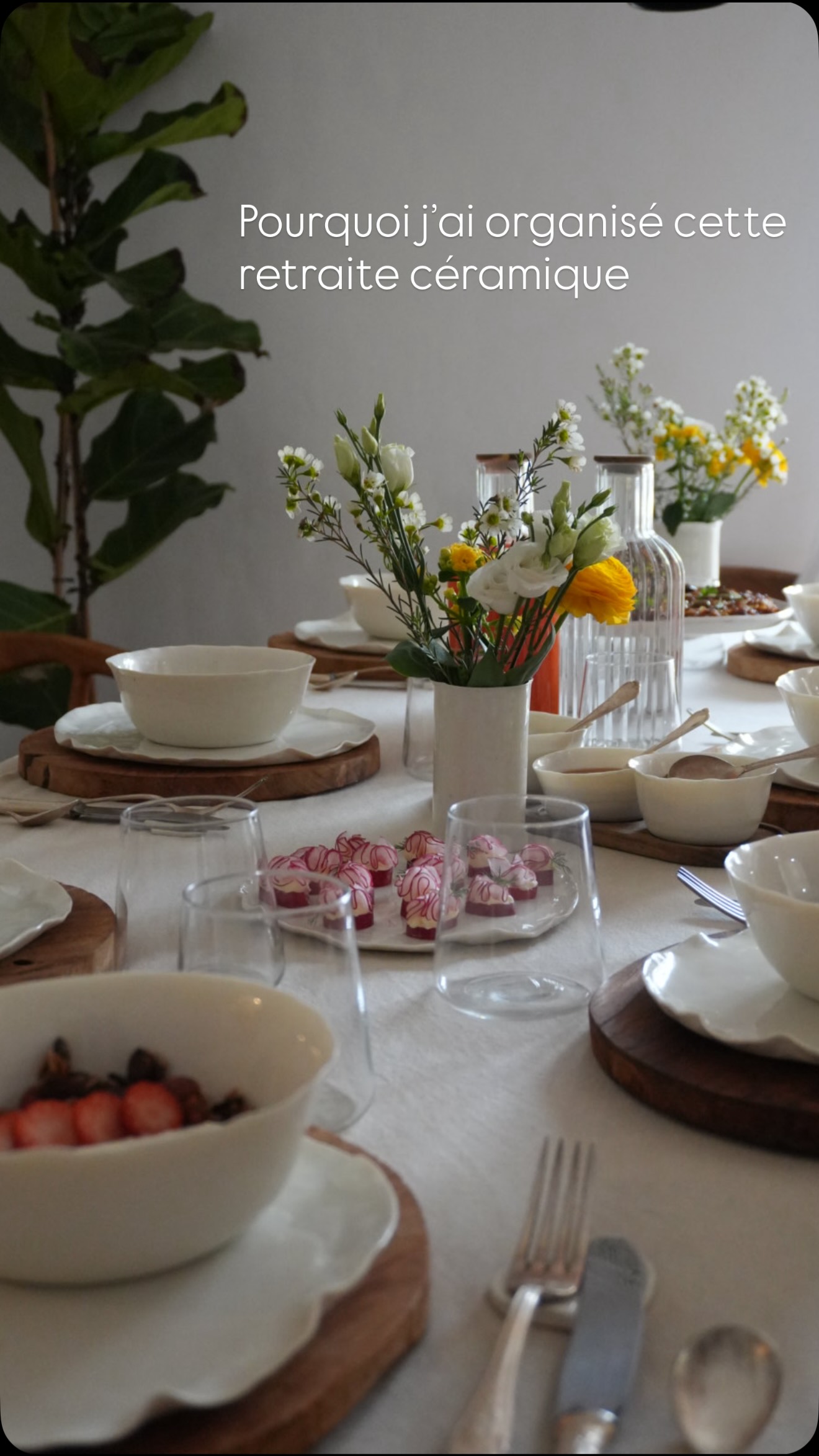 Pourquoi j’ai créé cette retraite céramique…
Cette retraite est née d’un besoin très personnel.
Pendant longtemps, j’ai ressenti que même les vacances pouvaient être… épuisantes.
Trop de programme, trop de stimulation, pas assez de vrai repos.
J’avais besoin de quelque chose de différent.
Un espace pour ralentir, respirer, créer… sans pression.
C’est comme ça qu’est née cette retraite céramique.
Un moment simple, doux, profondément humain.
Et tout s’est fait de manière très fluide.
Comme si chaque étape se mettait en place exactement au bon moment.
Le lieu. Les participantes. L’énergie.
Rien n’a été forcé.
Aujourd’hui, je comprends que ce projet ne vient pas juste d’une idée.
Il vient d’un ressenti.
D’un besoin réel.
Et peut-être que si tu lis ça,
c’est que toi aussi… tu en as besoin.
📍 Retraite céramique – Côte d’Azur
🤍 Bien-être, création, slow life
🙏🏼 Atelier poterie & reconnexion à soi