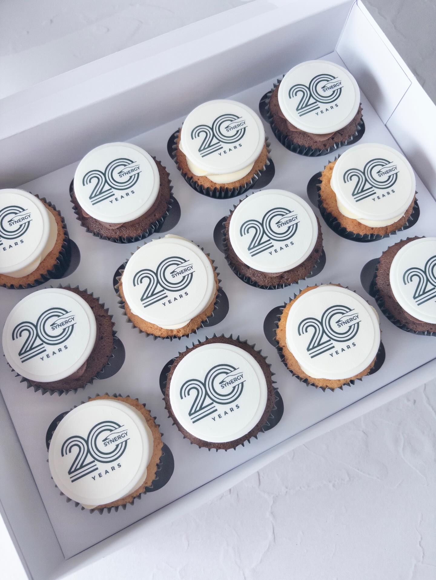 We absolutely love this retro logo! Congratulations to @synergy_car_leasing who are celebrating 20 years in business!
#brandedcupcakes #corporatecupcakes #edibleimagecupcakes #cupcakesharrogate #cakesharrogate