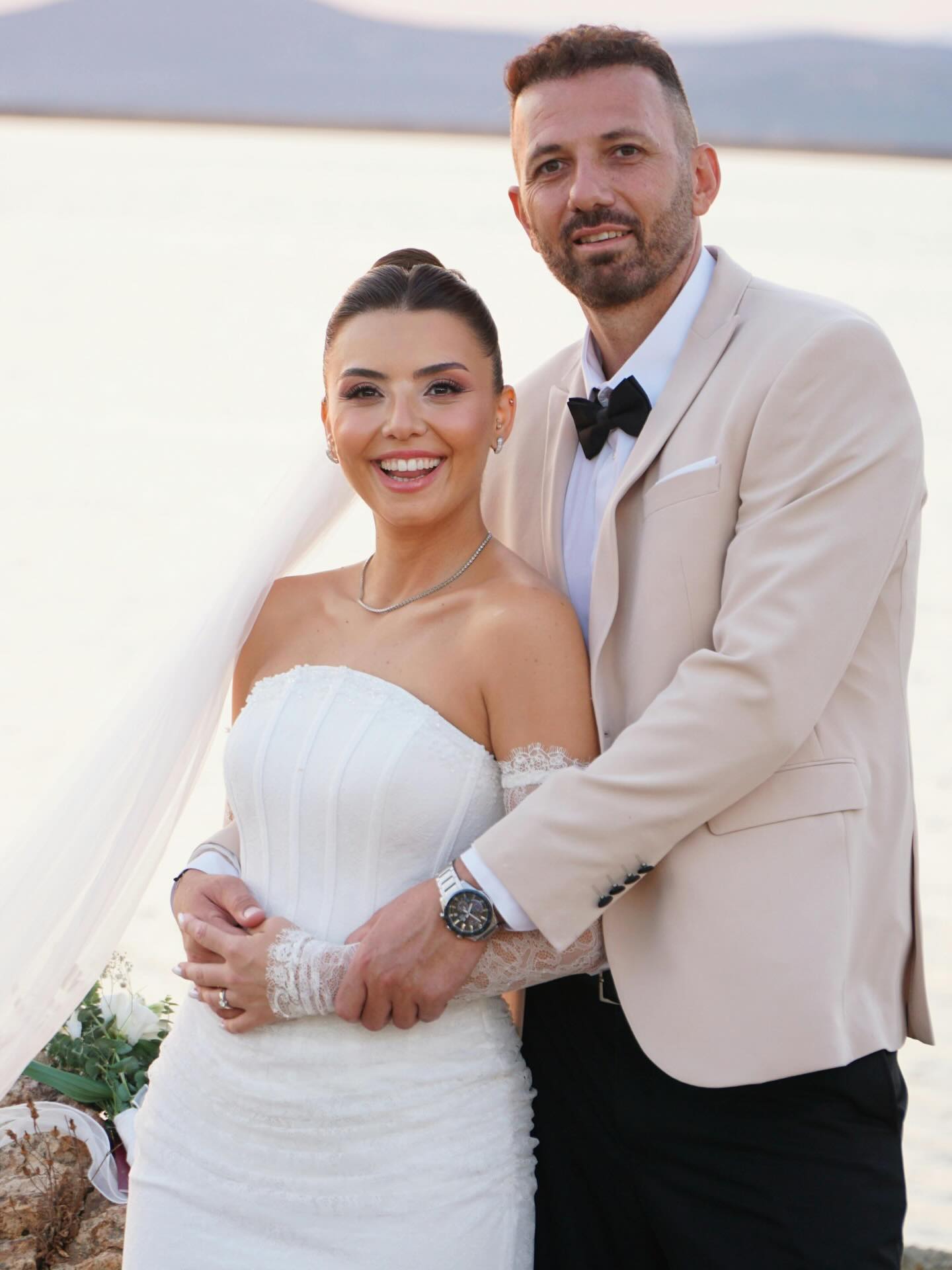 Sein Blick &
das Strahlen von ihr. ✨
Und ein Make-up, das genau diesen Moment perfekt macht. 🤍
#brautpaarliebe #bridalmakeupartist #weddingemotion #brautstyling #justmarrıed