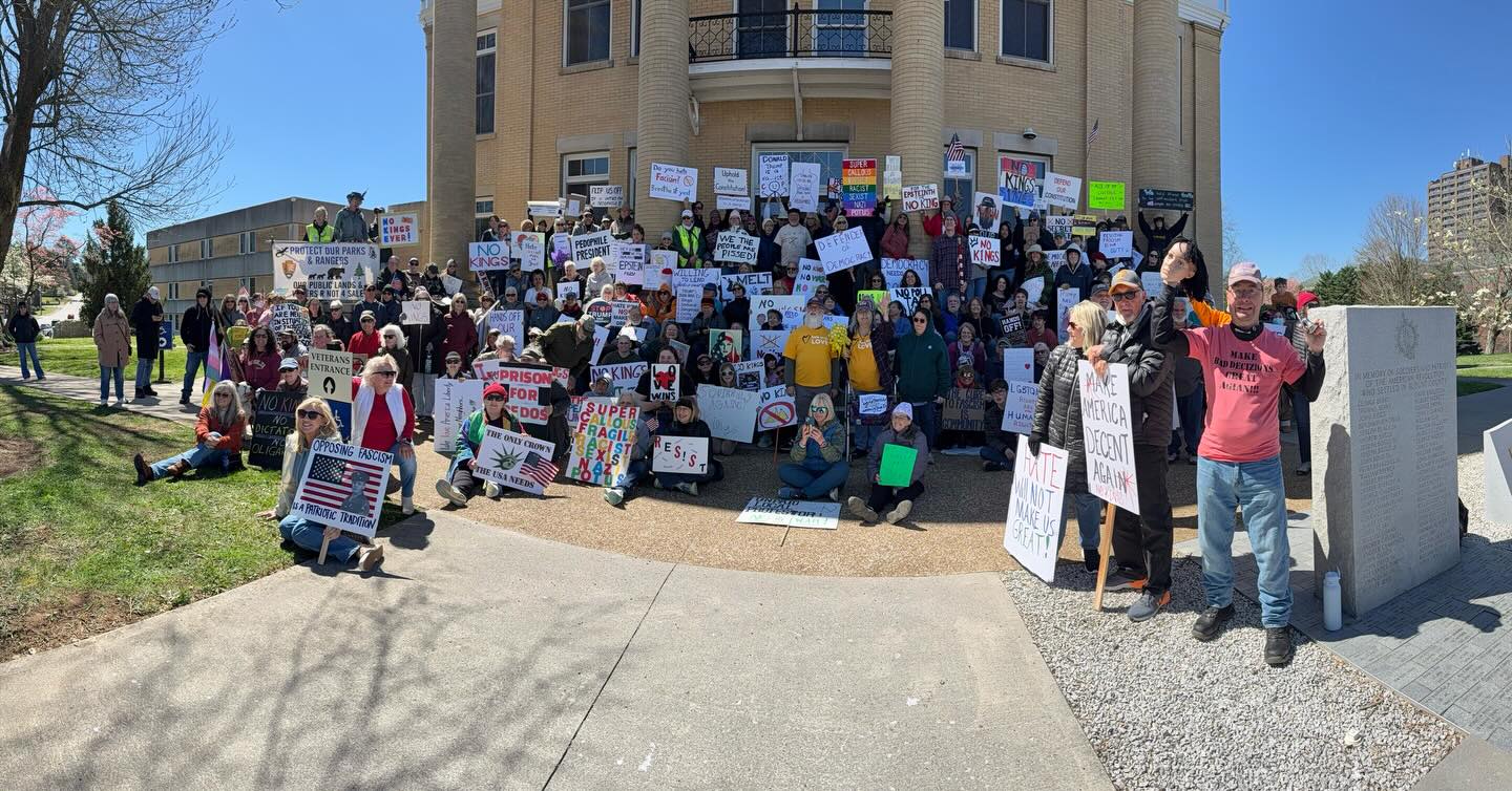 A thousand strong in #MaryvilleTN @nokings.usa @blountcoindivisible @msnownews