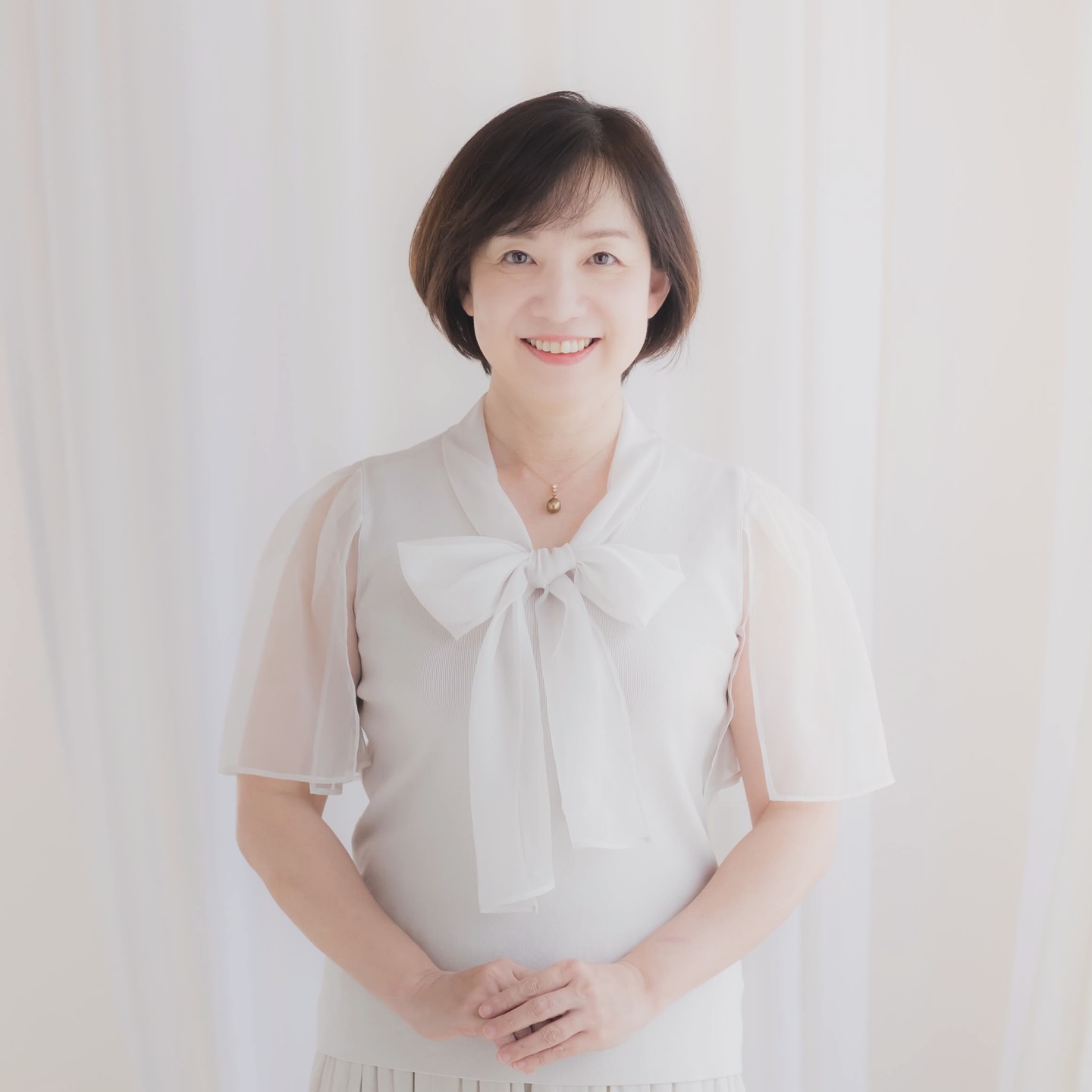 さくら咲く4月🌸
新しいスタートの季節です。
お教室の先生方にとっては
新年度前の少しほっとできる時間かもしれませんね。
2026年も、あっという間に4分の1が過ぎました。
この春、私は
中学校でのサポート勤務を再開することになりました。
教室でも、学校でも、
大切にしているのは同じ想いです。
一人ひとりの可能性を信じ、
丁寧に関わりながら、
その成長に寄り添っていくこと。
それぞれの現場での経験を、
またお教室へ、
そして次の指導へとつなげていきたいと思っています。
感謝の気持ちを忘れずに。
新しい季節を、新しい一歩で進んでまいります✨
photo by 渡辺美沙
@motherleaf.misa
#田中洋子ピアノ声楽教室 #音楽のある暮らし #ピアノ指導 #声楽指導 #新しいスタート