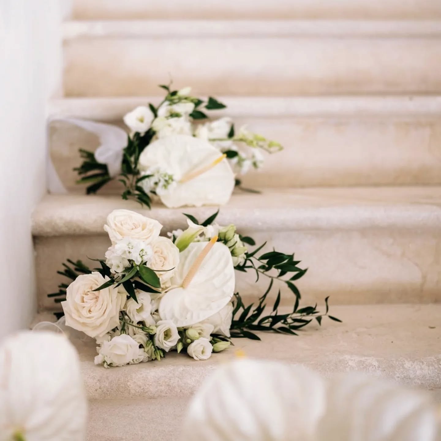 On adore cette photo prise par @julieetvictor_photographer des bouquets des demoiselles d'honneur qui attendent dans cet escalier du @domaine_de_rocqueval.