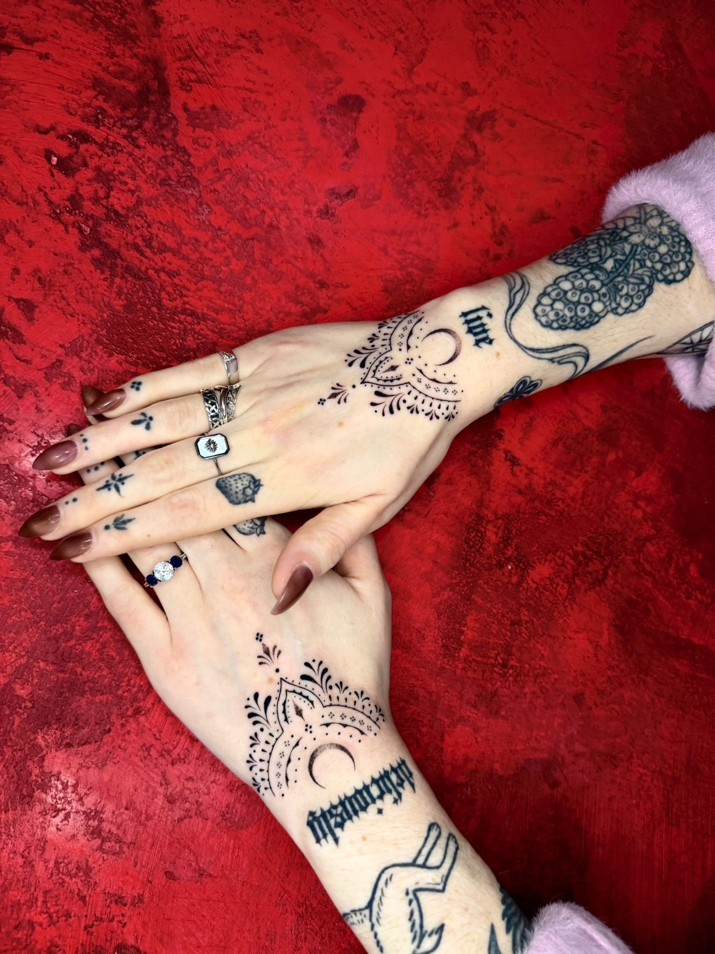 Fresh hand ornamental tattoos done by @catenailaria with healed fingers and wrist tattoos.