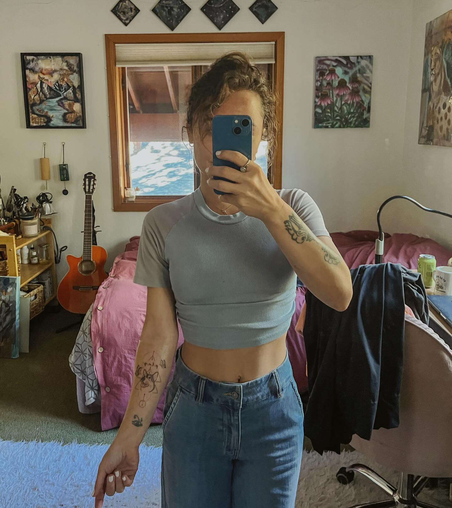 Life lately.. asi de cursi o cliche como suene, es verdad lo que dicen: de que cuando haces lo que amas, y sos quien realmente sos, todo llega, todo se siente mas gentil, suave y hermoso…
y no es facil, ser quien realmente sos requiere coraje, valentia y perseverancia. De quitarte las mascaras, creencias y personajes que llevas cargando. Pero cuando lo haces, todo se vuelve mas claro. Recuperas tu fuerza, tu energia y tu esencia.
Ya no pesa, ni da pena o verguenza ser quien sos. Ya no te queda de otra mas que mostrarte asi, tal cual.
lo se porque lo estoy viviendo. Es todo por lo que oré, lloré y deseé, y no lo tomo por sentado. Gracias 🙏