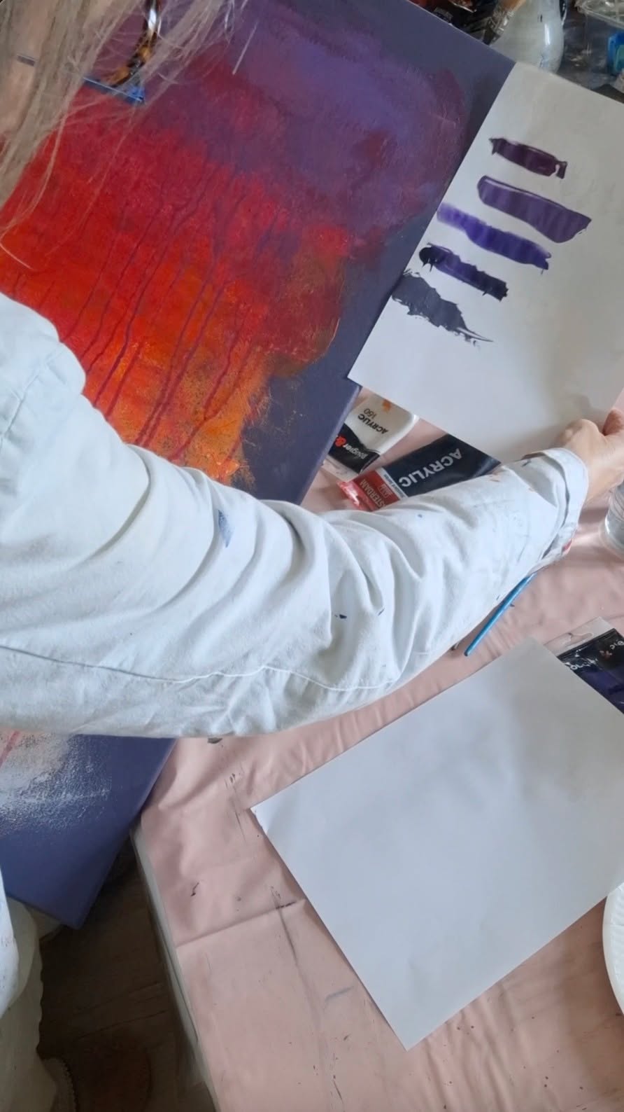 Recréer une couleur, ce n’est jamais totalement un hasard.
Ma formation en colorimétrie à l’atelier de peinture naturelle d’Avignon m’aide aujourd’hui à retrouver assez instinctivement les bons mélanges, même quand la teinte n’existe pas en tube.
Ici, je cherche à reproduire le fond de ma grande toile carrée en cours : un violet foncé, légèrement grisé.
Je pars d’une base de violet, la plus proche possible.
(Petite confession : j’ai oublié de noter lequel j’avais utilisé au départ 😅)
Puis j’ajoute du noir pour le foncer et casser son côté trop vif.
Un peu de blanc pour ajuster l’intensité.
Petit à petit, la couleur se rapproche.
C’est un travail d’équilibre, d’observation et d’intuition.
Et vous, vous êtes plutôt du genre à suivre une recette ou à faire confiance à votre instinct ?