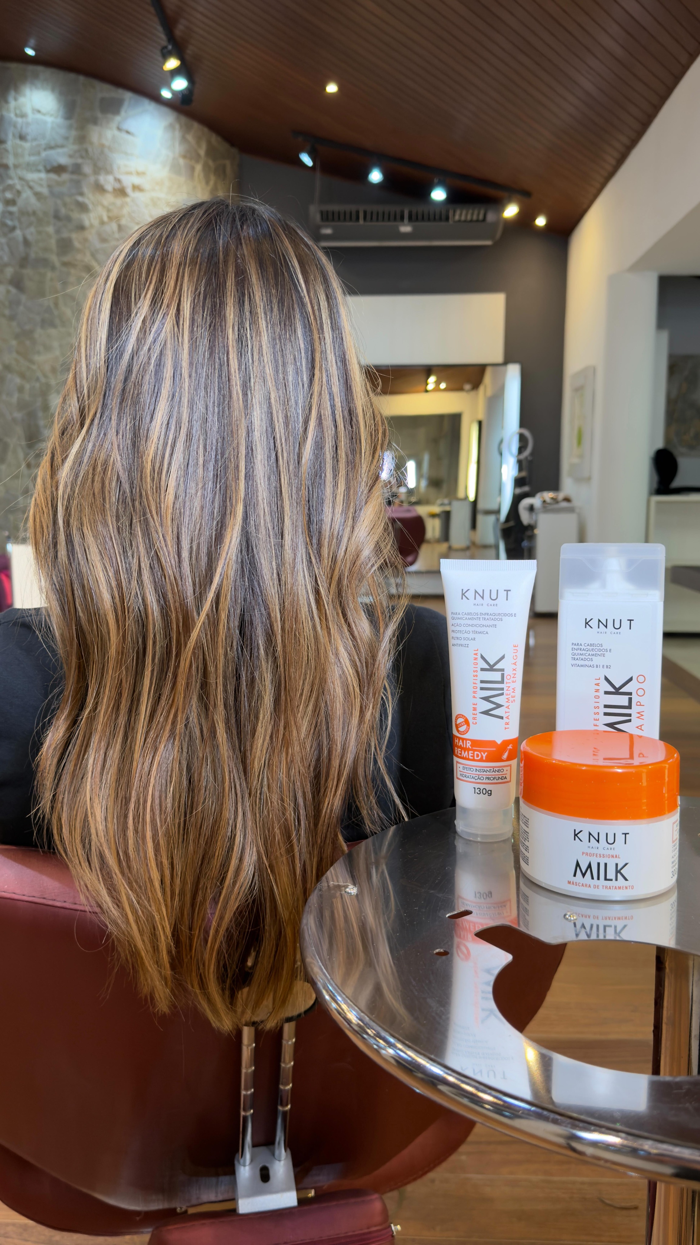 Essa transformação não seria possível sem a linha Milk da @knuthaircare 🌿
Rica em vitaminas e ativos nutritivos, ela trata profundamente a fibra capilar, garantindo hidratação, força e brilho.
Em toda transformação que eu realizo, a saúde do fio vem em primeiro lugar, e essa linha, é minha aliada perfeita.
•
•
•
#beauty #knuthair #riopreto #haircolor