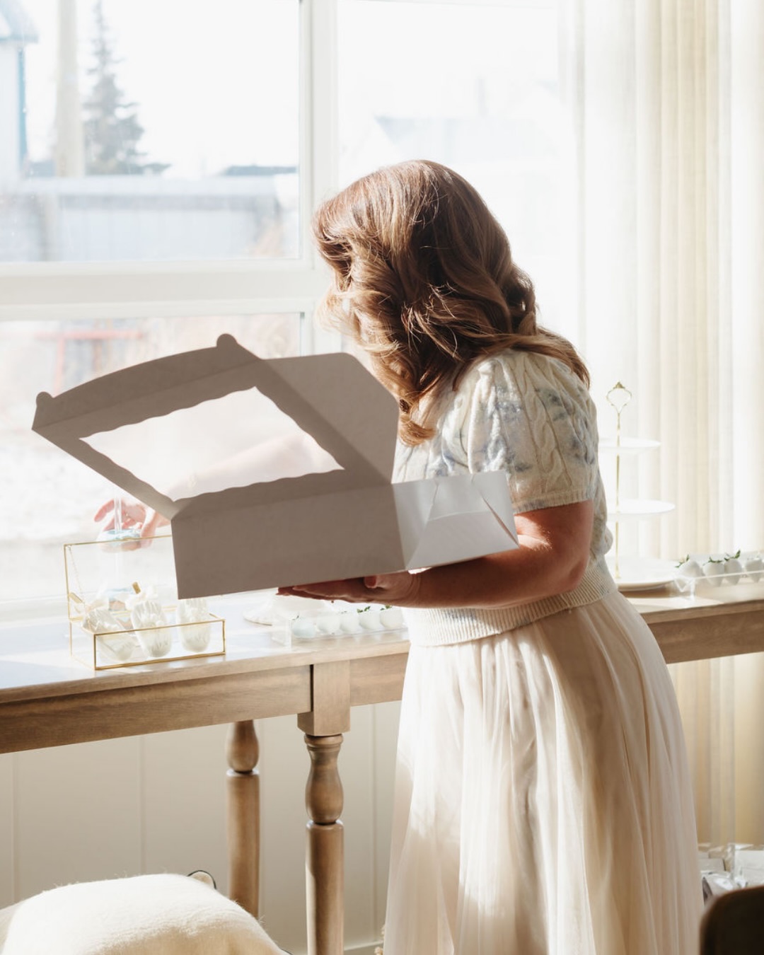 I don’t share the dessert table…
If I’m creating your wedding cake, I’m designing every sweet alongside it because dessert should feel cohesive ✨ Multiple vendors can make things feel disconnected: different styles, finishes, standards.
Your dessert table should feel like one complete vision. Every detail working together visually and logistically! For the bride who cares about atmosphere and small details, this matters. Your cake sets the tone and that’s why I do it all 💕
.
.
Cake & Desserts: @gingerandspicecakery
Photography: @kieraschussler.photo
Florals: @prairieandpine.floraldesign