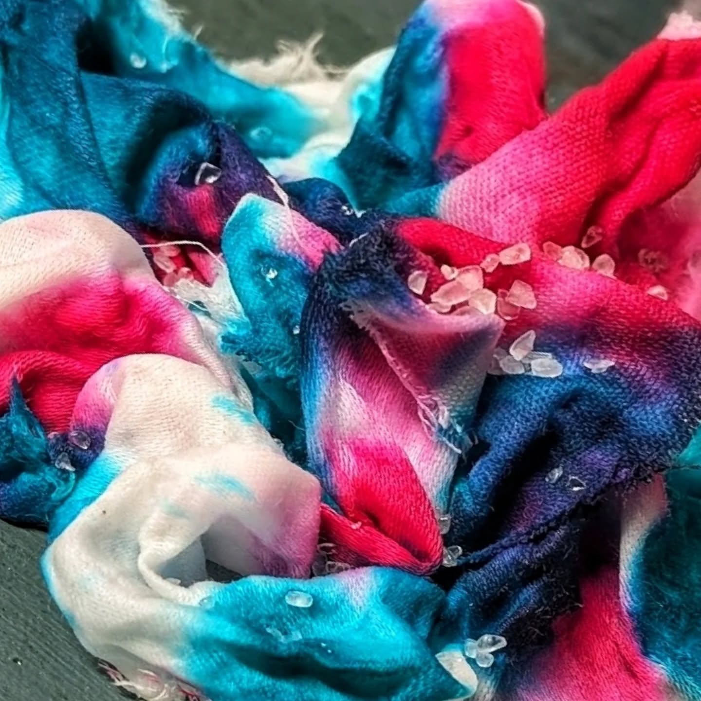 Dos momentos que definen una prenda de Eve Valverde Atelier:
El primero: pigmento aplicado a mano sobre fibra orgánica. La sal absorbe el exceso y fija el patrón — ninguna pieza queda igual.
El segundo: costuras terminadas con precisión antes de que la prenda vea luz. Rigor técnico que no busca reconocimiento. Simplemente está ahí.
#Estrato #EveValverdeAtelier #HandPainted #SlowFashion #LujoSostenible CostaRica