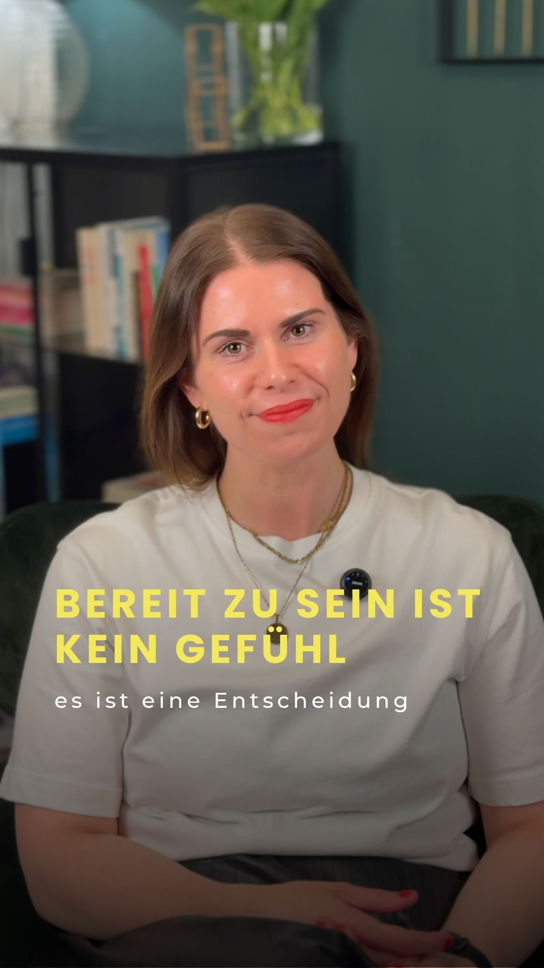 Hier findest du weitere Tipps, neue Blickwinkel und vertiefende Reflexionsfragen zum Video ⬇️
Warten auf den perfekten Moment ist oft nur eine Strategie, um sich nicht der Unsicherheit stellen zu müssen. Du darfst akzeptieren, dass das Gefühl von „100 % bereit“ vielleicht nie kommt – und genau das ist deine Freiheit. Wahre Souveränität bedeutet, die Ungewissheit auszuhalten und trotzdem loszugehen, weil Klarheit erst durch das Handeln entsteht.
Der Deep Dive in deine Selbstreflexion:
• Warte ich auf den perfekten Moment, weil ich insgeheim hoffe, dass die Unsicherheit dann ganz verschwindet, bevor ich das erste Risiko eingehen muss?
• Verwechsle ich meine Angst vor dem Scheitern mit dem Gefühl, noch „nicht bereit“ zu sein, um die Entscheidung weiter hinauszuzögern?
• Suche ich nach immer mehr Informationen oder Vorbereitung, weil ich mir die Verantwortung für das Ergebnis gerade noch nicht zutraue?
• Halte ich an meiner Passivität fest, weil mir der vertraute Stillstand sicherer erscheint als das unbekannte Wachstum?
• Wer entscheidet eigentlich darüber, wann ich „bereit“ genug bin – ich selbst oder die Erwartungen in meinem Kopf?
Schreib es mir gerne in die Kommentare: Worauf wartest du gerade noch, um dich endlich „bereit“ zu fühlen? 👇
📌 Speichere dir das Video, um jederzeit darauf zurückkommen zu können.
+ Folge mir für tägliche Inspiration und Coaching Tools für echte Umsetzung im Alltag. Auf meinem Kanal geht es um Selbstführung, Klarheit, Kommunikation und echtes Selbstbewusstsein.
🎯 Du suchst Unterstützung bei deiner persönlichen Entwicklung? Als systemischer Coach biete ich auch 1:1 Online Coachings an 💻
#Selbstführung #Mindset #Persönlichkeitsentwicklung #Selbstreflexion #Klarheit #Entscheidungen