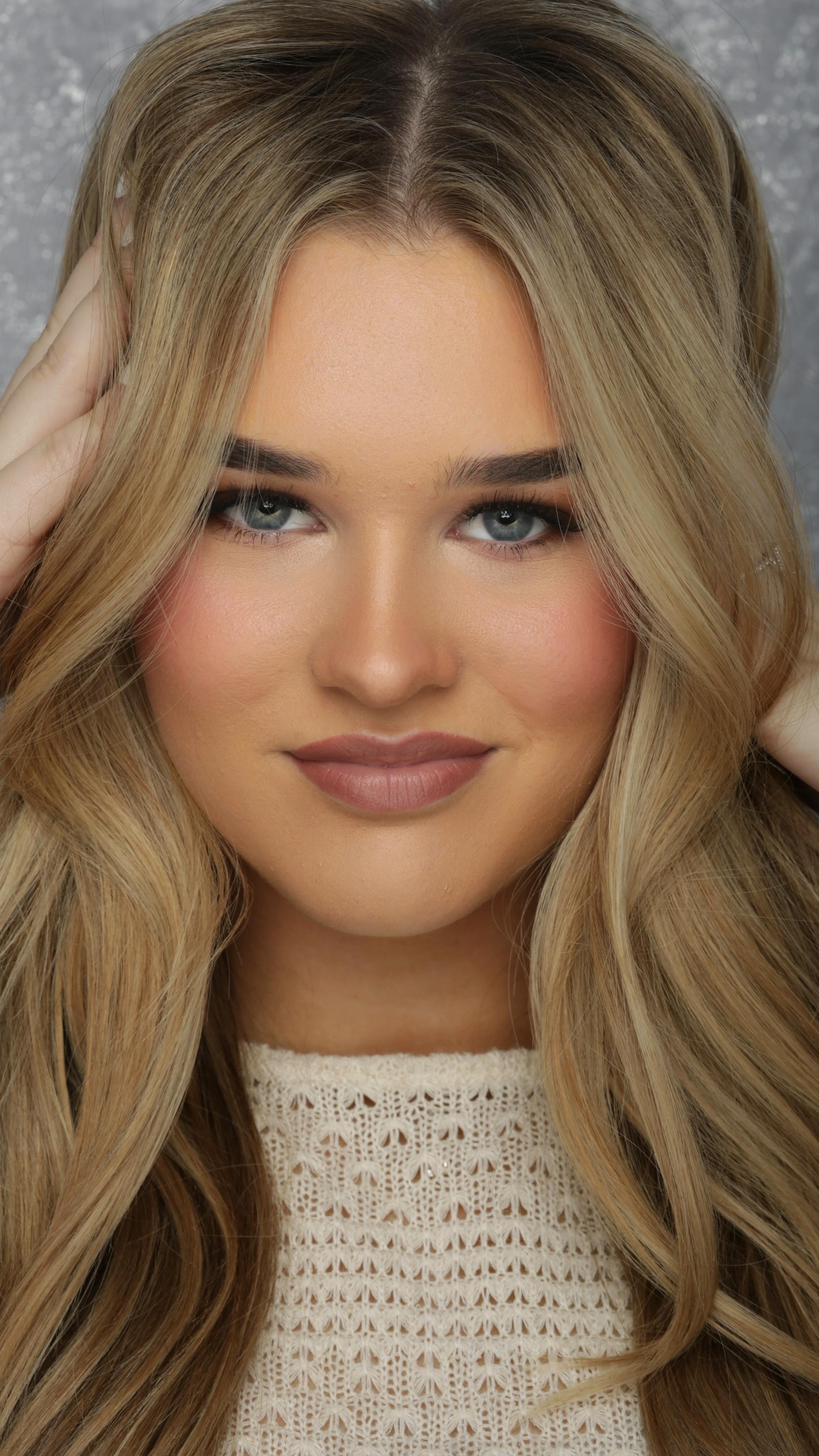 Soft glam, bronzed just right ✨
@embryolisseusa @dior @graftobianmakeup @maccosmetics @natashadenonabeauty @makeupforever @maybelline @hourglasscosmetics @sttropeztan @hauslabs