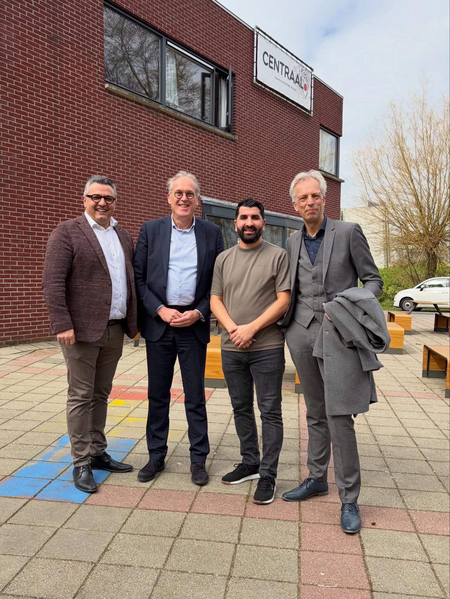 Woensdag 1 april kregen wij bijzonder bezoek bij Stichting Boukie.
De burgemeester van de Gemeente Vijfheerenlanden, Sjors Fröhlich, en wethouder Kees Bel kwamen langs voor een werkbezoek. Binnen hun gemeente staan zij voor uitdagingen rondom jongeren die voor overlast zorgen. Tijdens hun bezoek gingen we met elkaar in gesprek over hoe wij jongeren begeleiden, inspireren en stimuleren om zich op een positieve manier te ontwikkelen.
Wethouder Polatli nam hen mee in het proces van het ontstaan van Stichting Boukie: van de eerste stappen en uitdagingen tot de samenwerking met de gemeente en andere partners. Daarbij werd ook het belang benadrukt van een multifunctionele ontmoetingsplek in Gorcum, waar jongeren zich op verschillende vlakken kunnen ontwikkelen.
Daarnaast heeft Mohamed Boukrouche aangeboden om mee te denken en te adviseren wanneer zij binnen hun eigen gemeente een soortgelijk traject willen opstarten.
Het was een leerzaam en productief gesprek. De burgemeester en wethouder waren onder de indruk van wat zij bij ons zagen: een diverse groep jongeren die de juiste tools en begeleiding krijgt om creatief én sportief aan de slag te gaan.
Ze nemen onze aanpak mee terug om dit binnen de gemeenteraad verder te bespreken.
Mooi om samen te bouwen aan een sterke toekomst voor jongeren 💪
#StichtingBoukie #Gorinchem #Impactmaken #Jongeren #talentontwikkeling