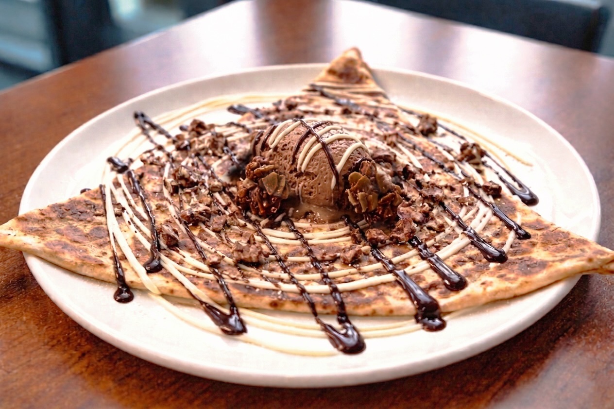 Notre nouvelle crêpe du moment, juste à temps pour célébrer Pâques!!
Chocolat noir, mousse au chocolat et fruits de la passion, crème mascarpone et érable, crunch chocolat-amande-gingembre
#passionchocolat #barrycallebaut