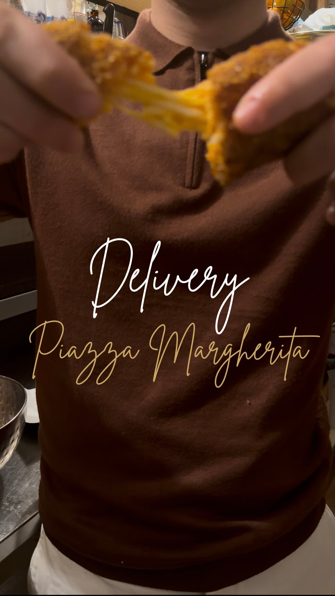 Non hai trovato posto?🍽️
Non hai voglia di uscire?🏡
Vuoi restare a casa a guardare un film?🎬
Piazza Margherita ha pensato anche a te✨
Con il nostro servizio delivery ti portiamo a casa tutto il nostro menù🛵🍕
pizza, fritti, cucina e dolci… tutto anche senza glutine, come sempre❌🌾
E sì, anche i nostri famosi supplì:
🎁 Con il codice “CASA1” uno te lo regaliamo noi
📲 Ordina dal link in bio. #piazzamargherita #glutenfree #delivery #celiaco #pizza