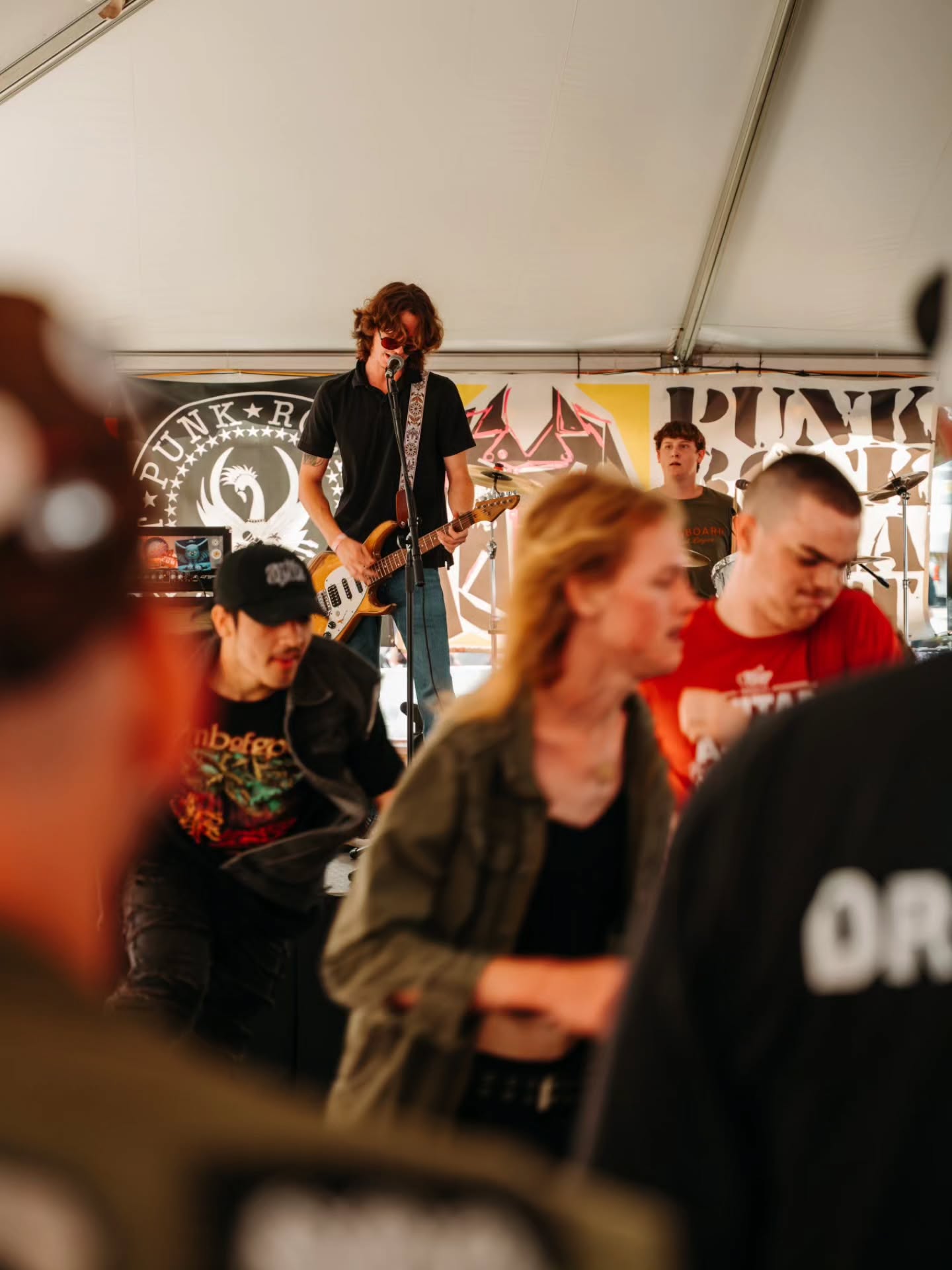 I had no idea going into @2reasonsband opening set that it was their farewell show...but I hope they bring the same chaos to their reunion show. š¤
#2reasons
#punk
#punkrockfleamarket
#lakeland
#polkcounty