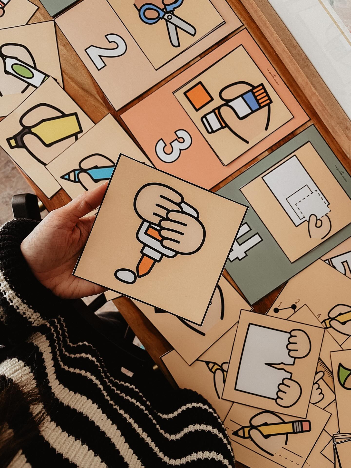 Étape par étape 💭
Je vous présente (à nouveau) un outil essentiel, un support visuel qui guide les enfants à travers les étapes d’une tâche tout en soutenant leur organisation et en développant leur autonomie!
J’utilise cet outil depuis quelques années et je vois concrètement à quel point il aide les enfants au quotidien.
*l’ensemble est disponible en version couleurs et en version fond noir et blanc.
Je vous souhaite un beau samedi!
Vanessa
#organisation #outil #prescolaire #primaire #enseigner