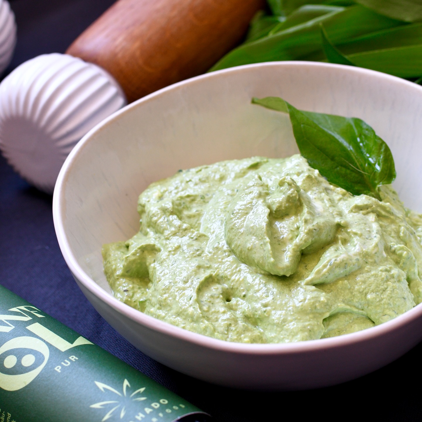 Plant ihr einen leckeren Osterbrunch am Sonntag und euch fehlt noch ein leckerer Aufstrich? ☀️
Dann ist diese Bärlauchcreme vielleicht genau das Richtige für euch.
Frisch und herzhaft, schnell gemacht und dank unseres Bio-Hanföls mit einem besonderen Twist. 💚
Ihr benötigt
1 Bund Bärlauch
100 g Feta
100 g Schmand
200g Frischkäse
2 EL Bio-Hanföl
sowie Salz und Pfeffer.
Den Bärlauch grob kleinschneiden und mit den restlichen Zutaten im Mixer fein pürieren. Passt wunderbar zu knusprigem Bauernbrot 🌱
#hanföl #bärlauch #osterbrunch #brunchideen #aufstrich