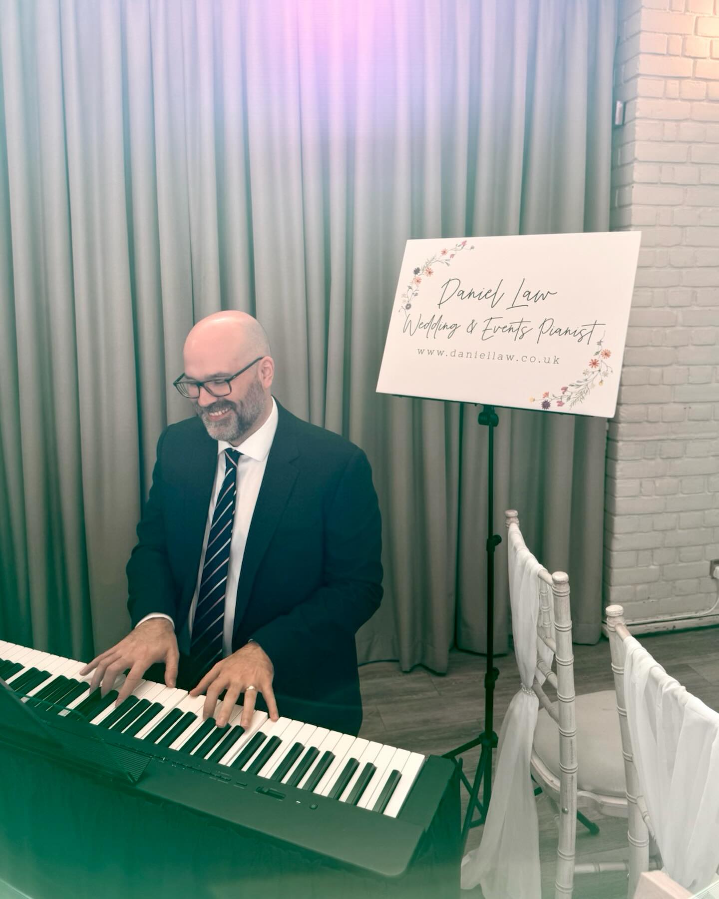 At last … Daniel’s been caught playing without a grimace 😂 pictures capture a snapshot in time but his music will ring in your memory for years to come. Here he is at Seckford Hall entertaining booked couples looking for their team of suppliers to make their wedding days that extra bit special 🎹❤️
Venue @seckfordhall @seckfordhallweddings
www.daniellaw.co.uk (Link in Bio)
#woodhallmanor #seckfordhall #suffolkweddingvenue #weddingmusic #2027wedding