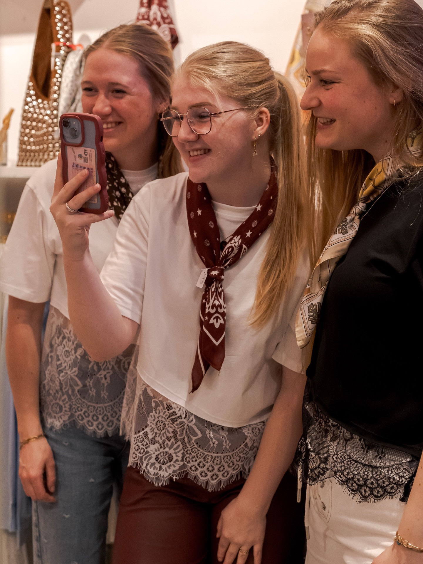 Nog steeds aan het nagenieten van onze Member Spring Night van afgelopen donderdag 🥂✨🌸
Samen genoten van fashion, gezelligheid en jullie stralende energie 🪩
Kon je er niet bij zijn? Kom gezellig langs in de winkel of meld je aan voor onze nieuwsbrief via de website, zodat je de volgende niet mist! 🙌🏼🩷
📷: @studio.van.amstel