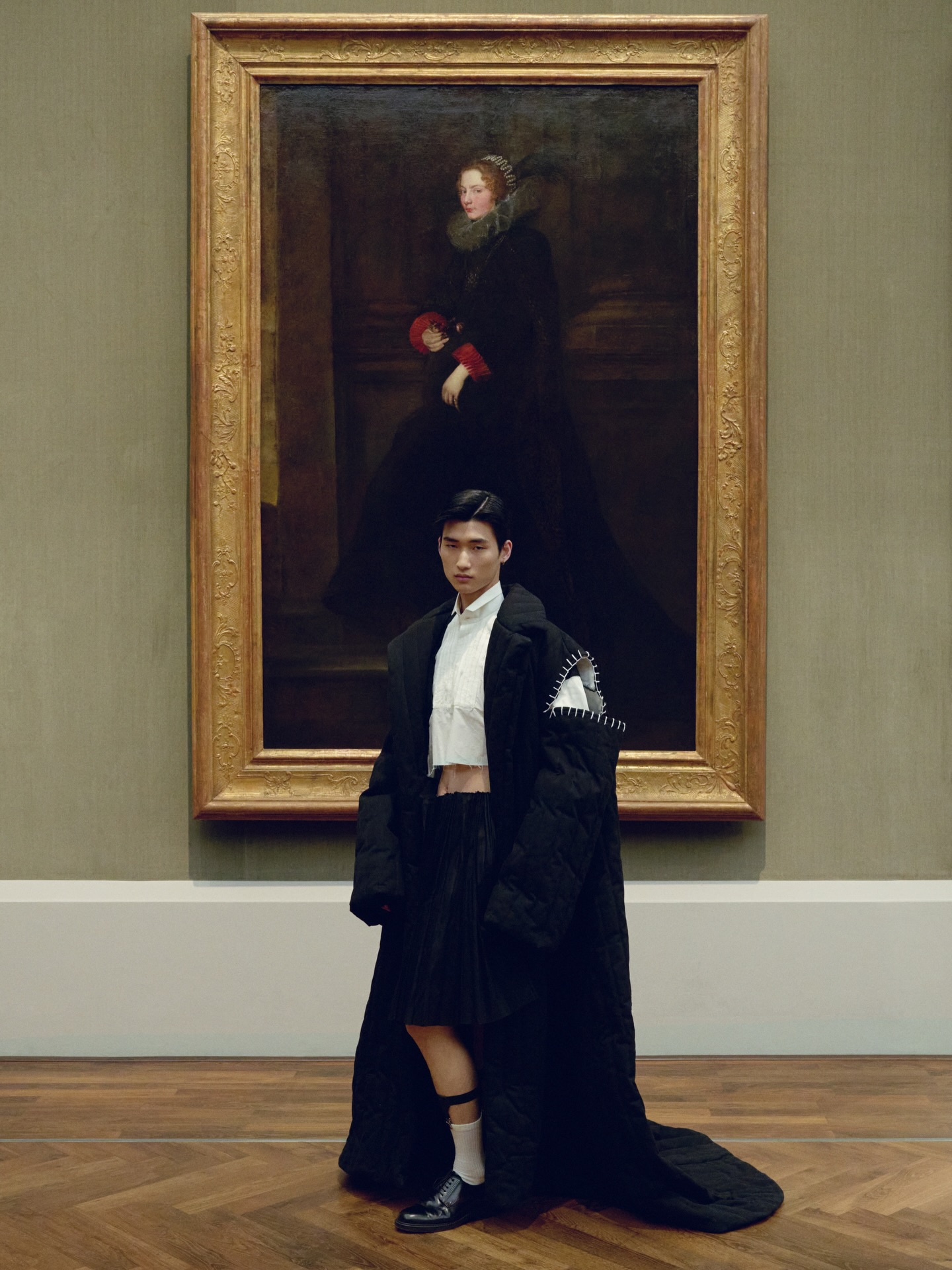 When couture meets the Old Masters. “Gallery Looks” brings history into dialogue with today’s fashion through photography, film and design. Set inside Berlin’s Gemäldegalerie, fabrics, silhouettes and visual narratives unfold between centuries, revealing how contemporary designers reinterpret artistic heritage and transform it into new visual stories. © Ralph Mecke