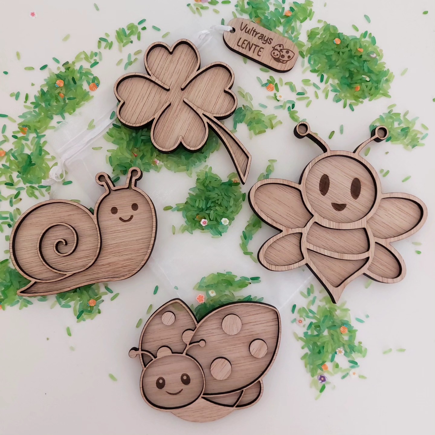 🍀 Speeltrayset Lente 🍀
Op zoek naar een leuke activiteit met de kindjes nu de zon zich even verstopt?
Met onze houten speeltraysets en bijpassende rijst beleven ze uren speelplezier!
🐞 Wist je dat speelrijst ontprikkelend werkt en creativiteit stimuleert?
🐝 Onze speelrijst wordt gekleurd op basis van azijn en voedingskleurstoffen. Hierdoor is hij helemaal kidsproof. Proeven ze eens van de rijst? Geen probleem, door het gebruik van azijn spuwen ze het even snel terug uit 🙊
#sensorisch #sensoryplay #sensorischspel #ontprikkelen #vakantie #creatief #creatiefmethout