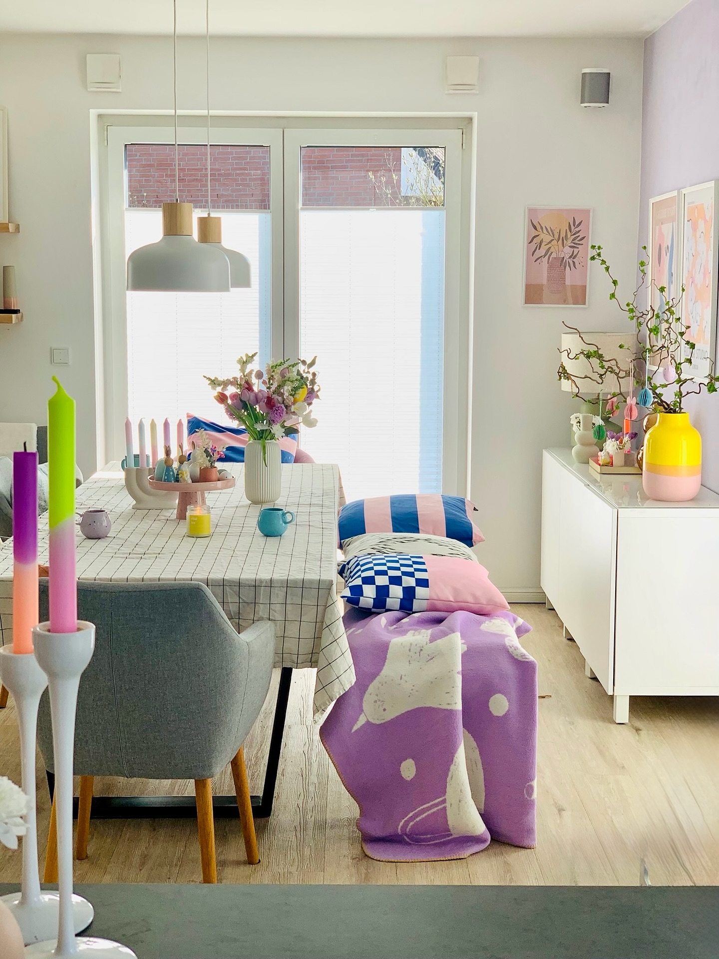 Hello am Samstag ihr Lieben☀️🌸
Wir hoffen euch geht’s gut und ihr macht euch ein paar schöne Tage💕 Wir haben das auf jeden Fall vor. Keine großen Pläne, einfach nur die Zeit zusammen genießen🥰
#colorful #colorfulhome #freshflowers #tischdeko #tablesetting #cozyhomedecor #gemütlicheszuhause #wohnraumliebe #wohnliebe #cornerofmyhome #interior #interiør #interiorandhome #interiordesign #inneneinrichtung #interior123
